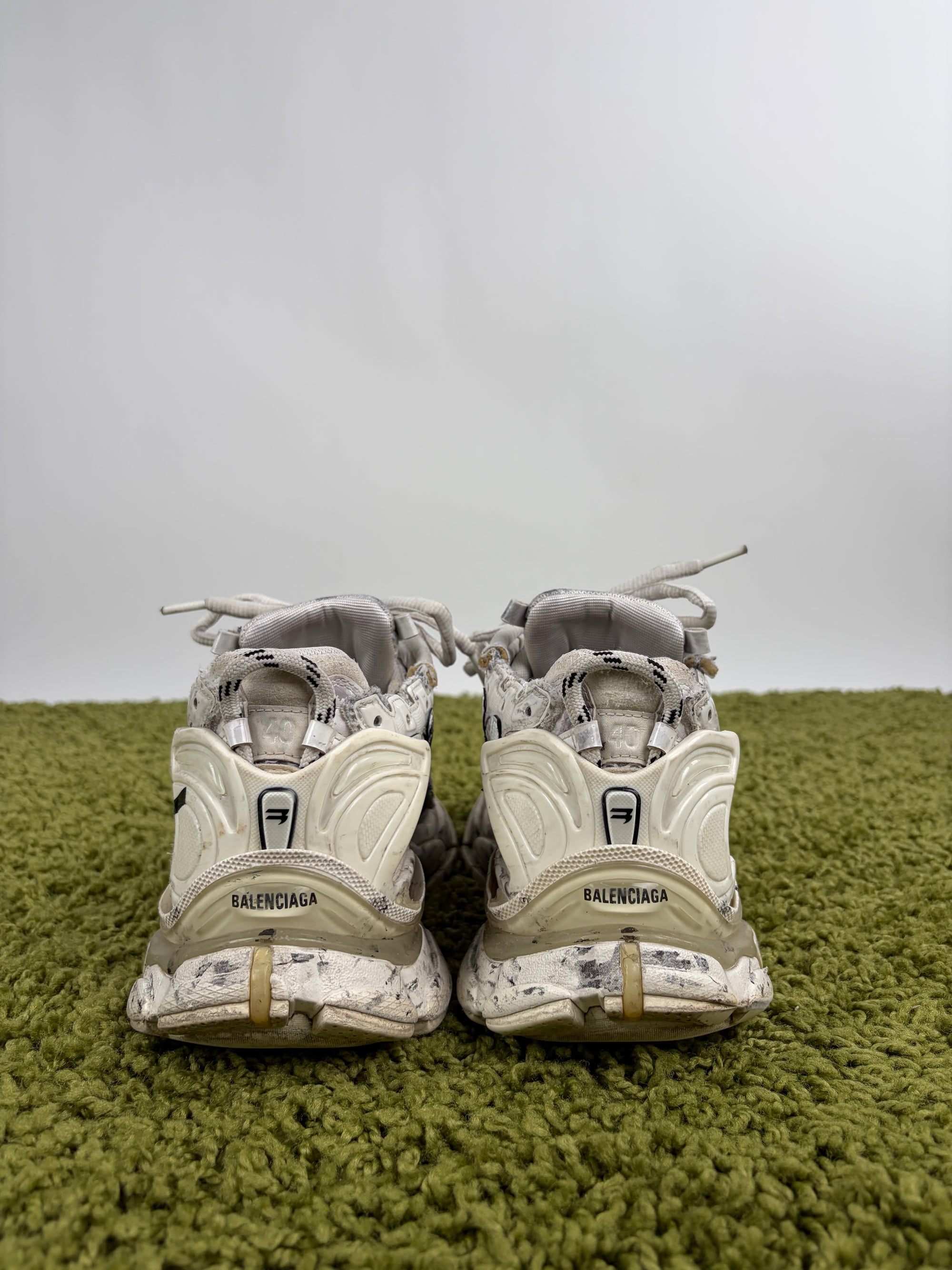 Balenciaga Runner Size 40 bianche e nere effetto usato