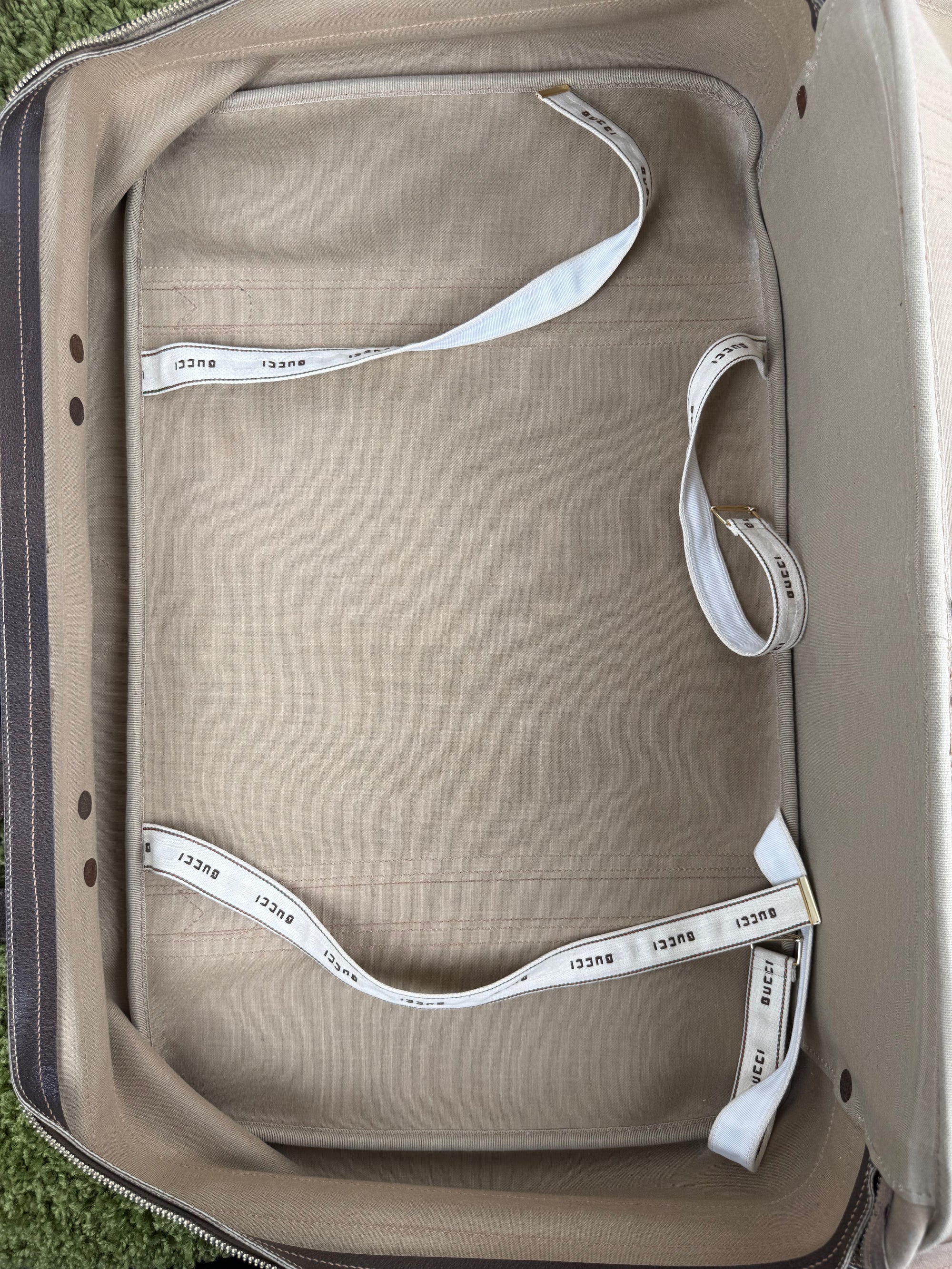Valigia vintage Gucci realizzata in tela GG monogramma con dettagli in pelle marrone e strisce Web