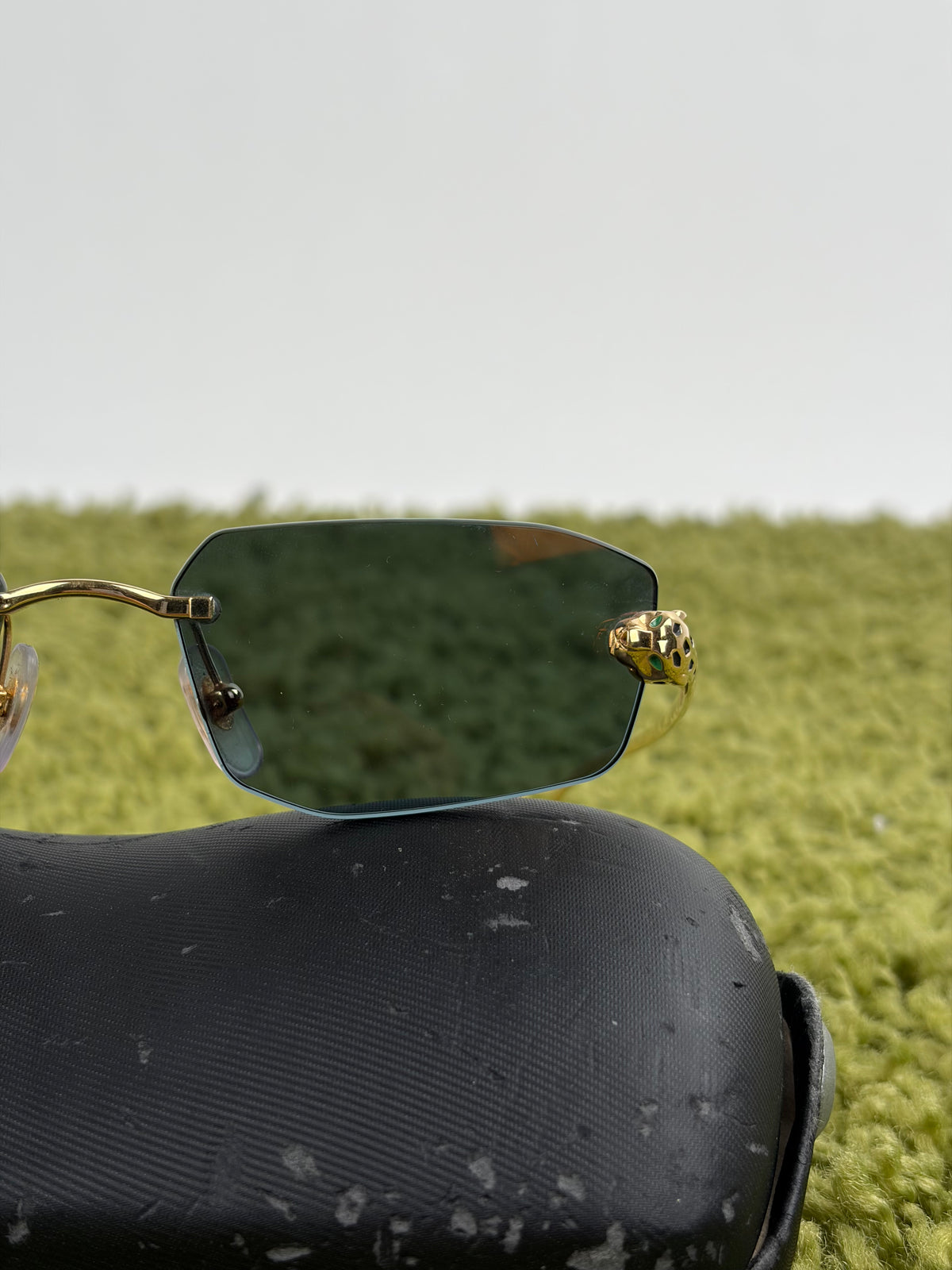 Occhiali da sole Panthère de Cartier con lenti colorate e aste in oro