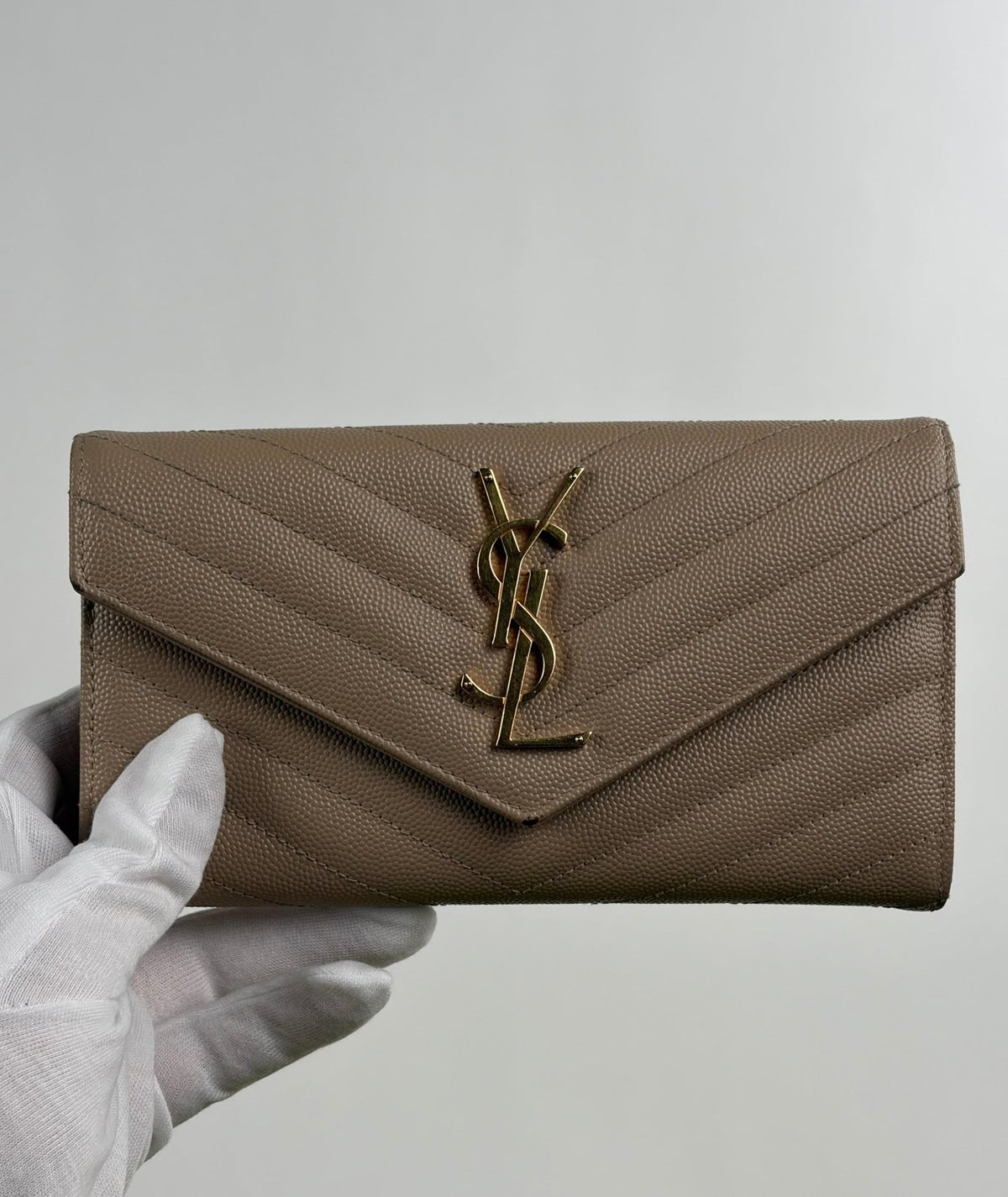 Portafoglio Grande con Patta Cassandre in pelle Goffrata Grain De Poudre Yves Saint Laurent Beige - Second Hand Di Fiore