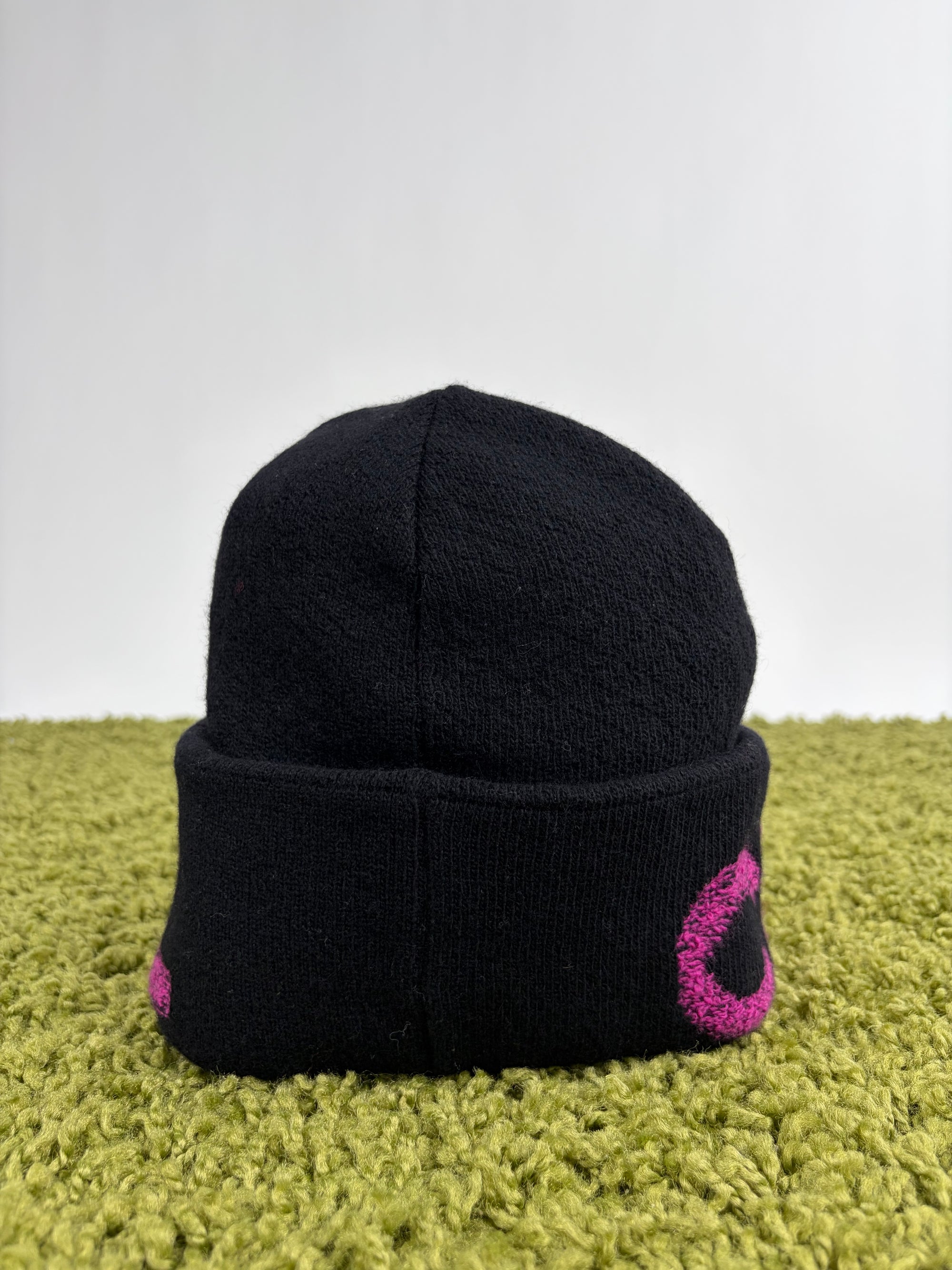 Cappello Chanel nero e fucsia