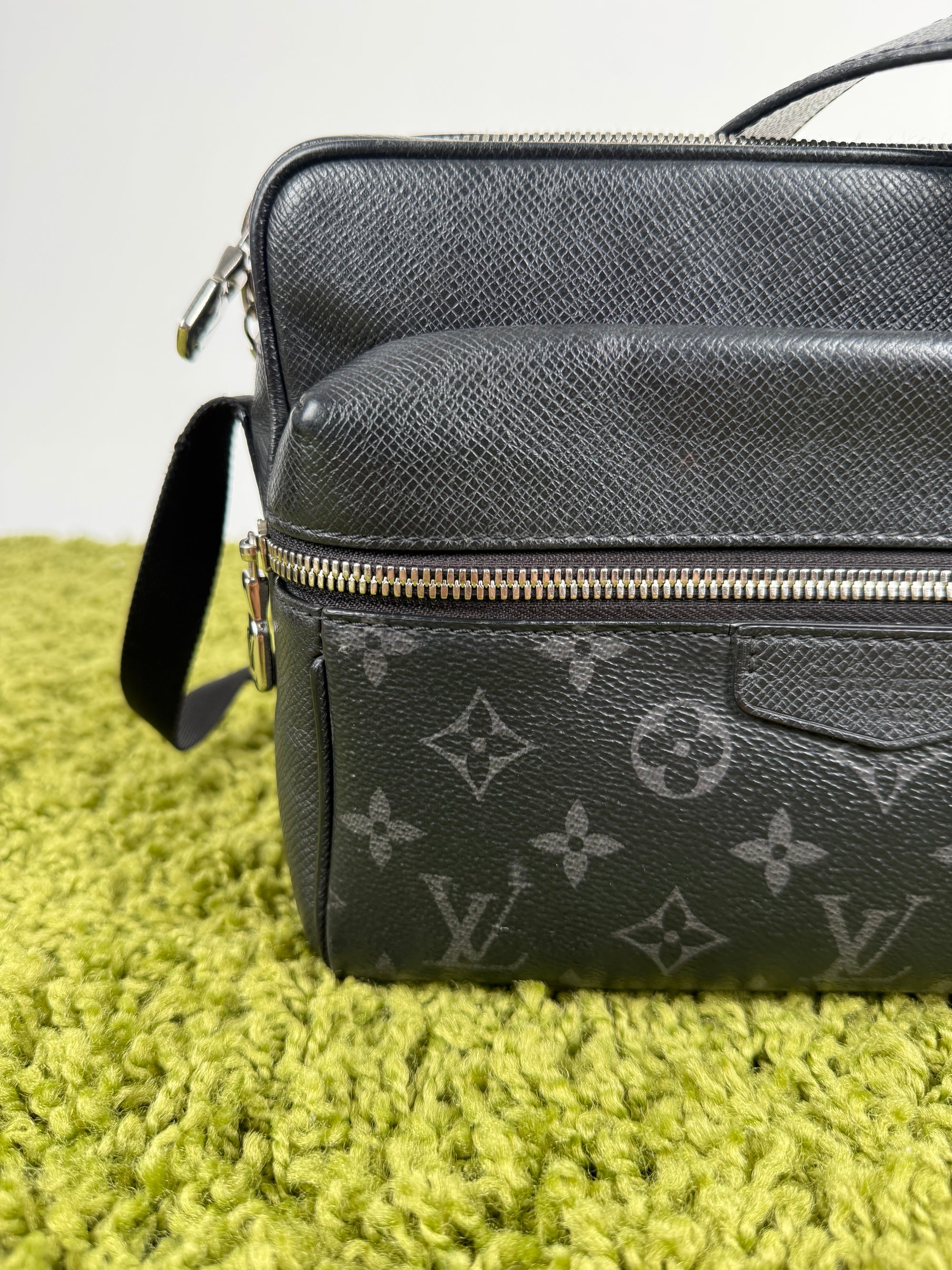 Borsa Outdoor Messenger Monogram Eclipse Taiga Louis Vuitton Nera
