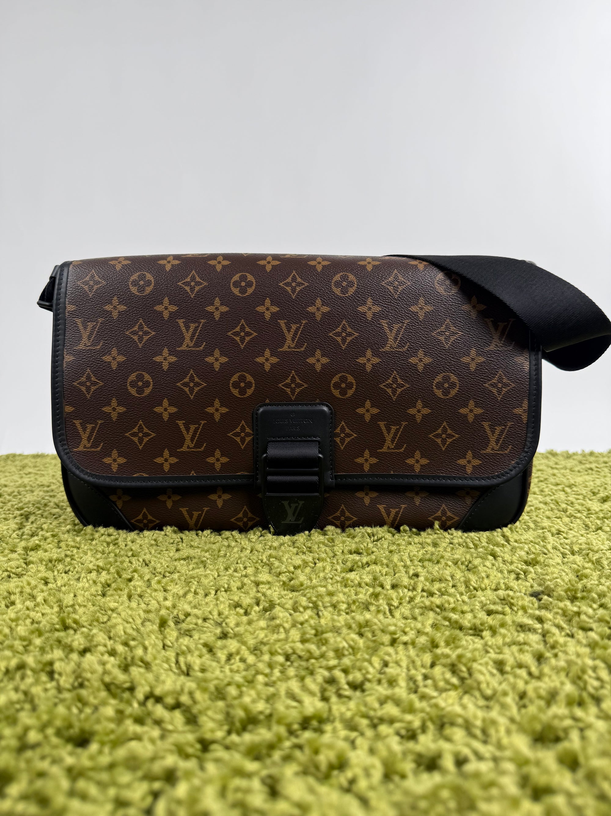 Borsa Messenger Louis Vuitton Macassar Archy Gm con finiture in pelle nera