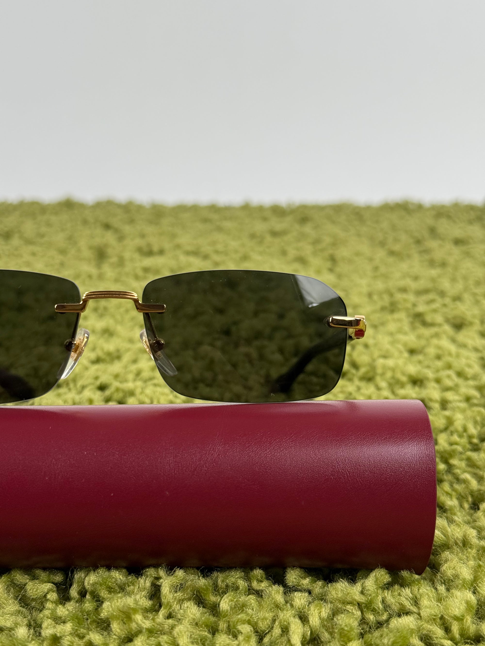 Occhiali Gucci Montatura oro con aste nere e lenti grigie