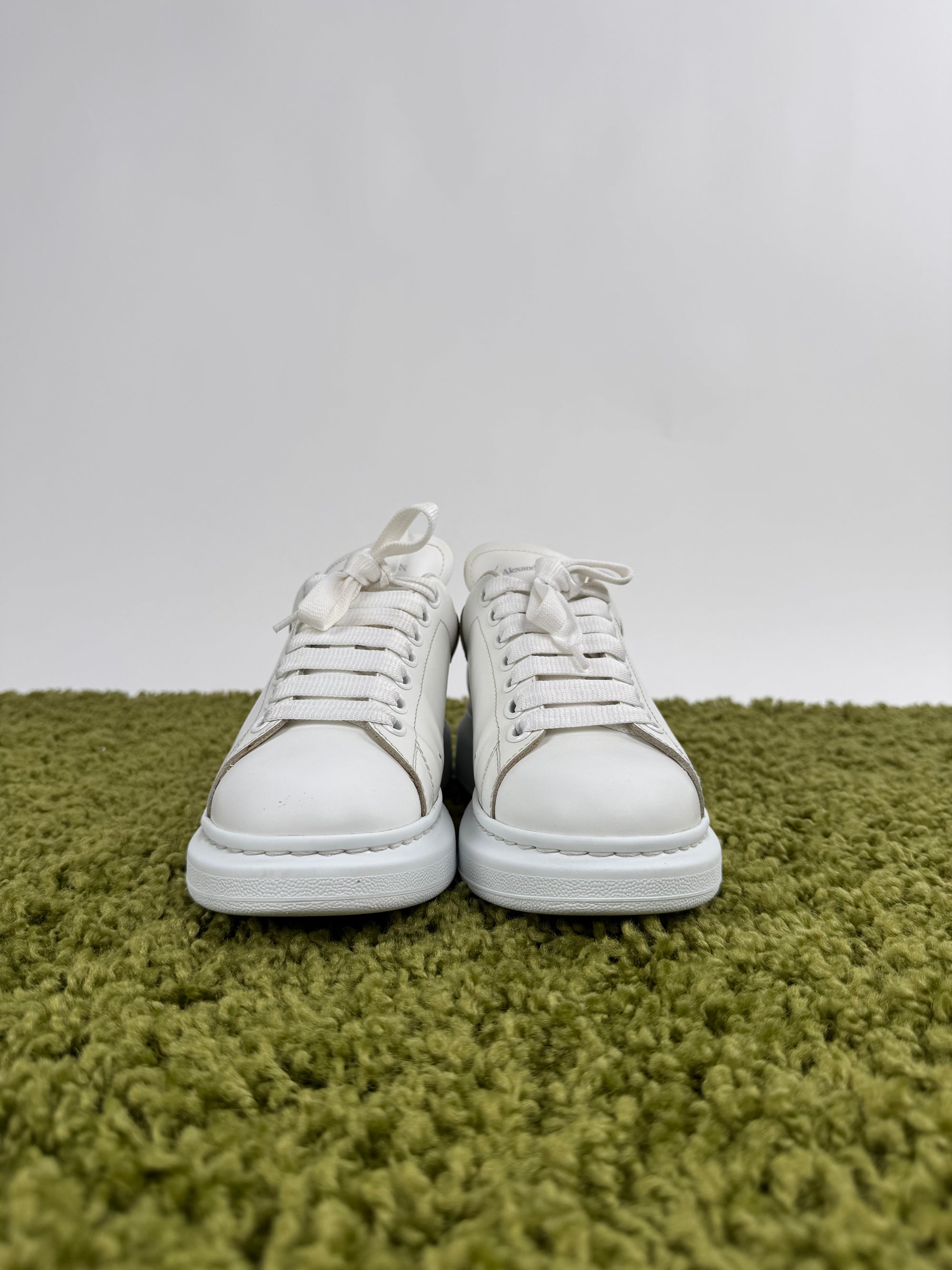 Alexander Mcqueen Sneaker bianca con dettaglio in argento 38.5