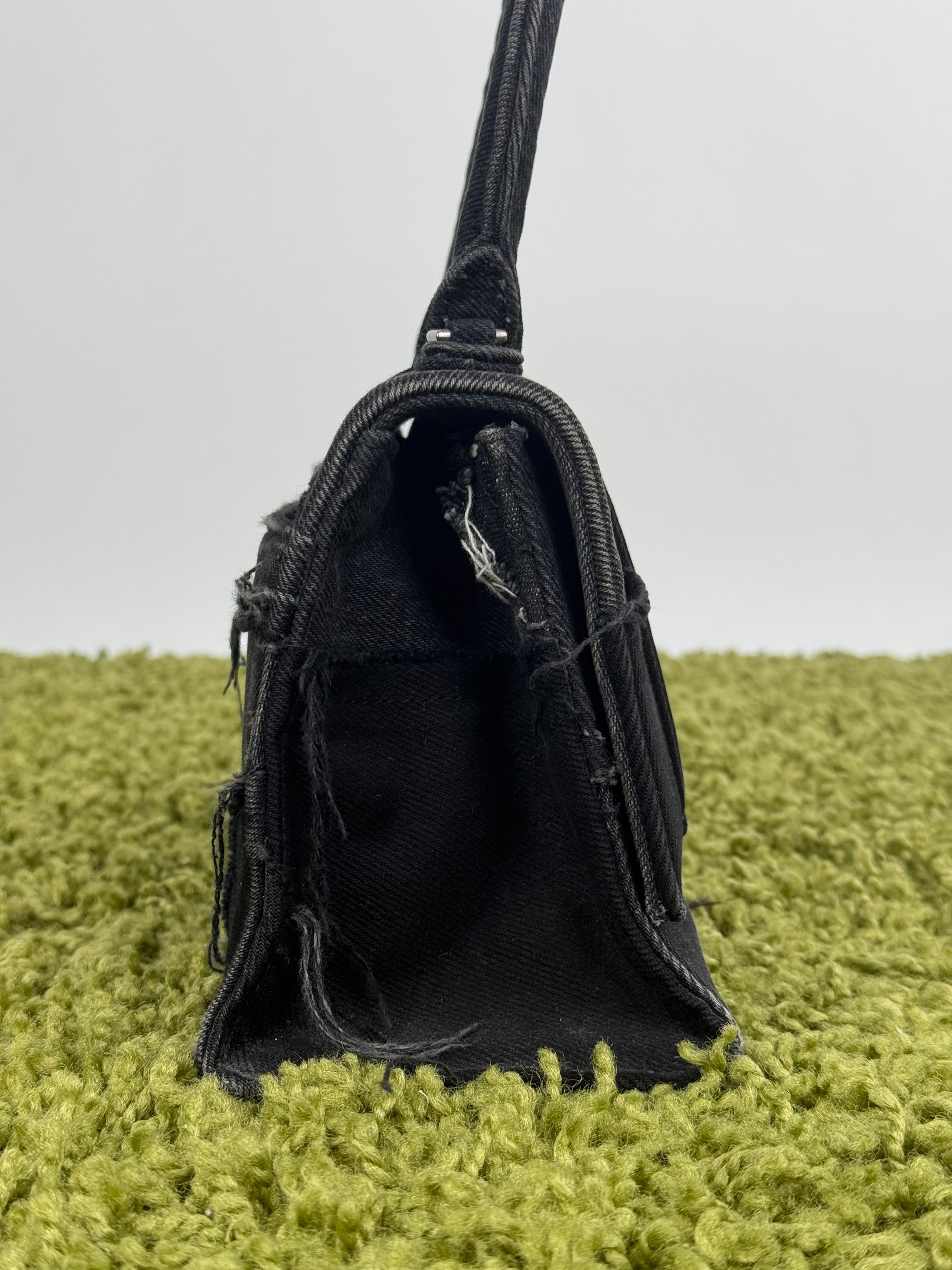 Borsa Balenciaga Hourglass Small in denim patchwork nero con logo B metallico argento