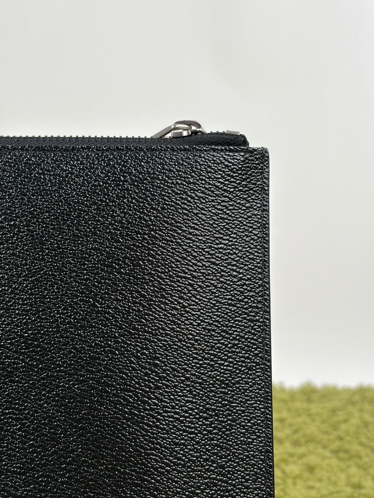 Pochette Givenchy Leo in pelle Nero
