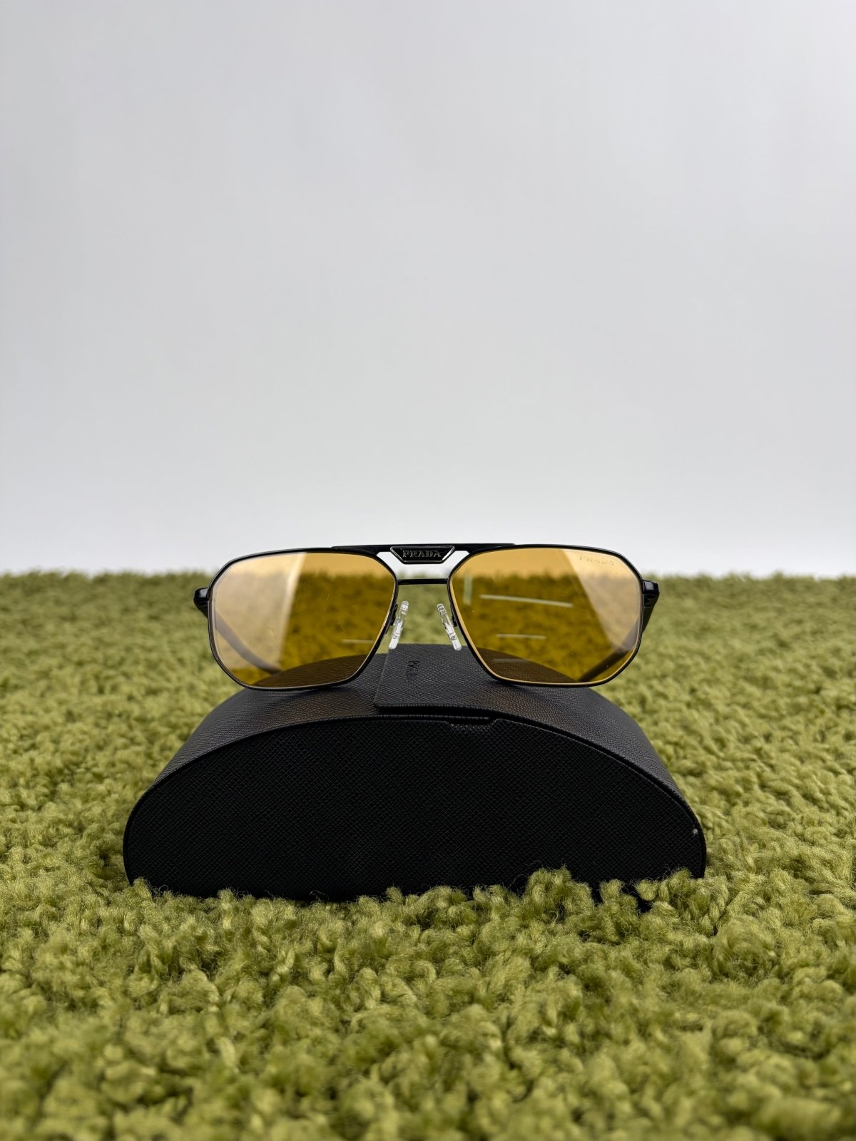 Occhiali da sole Prada Neri Con lente Gialla PR58YS - Second Hand Di Fiore