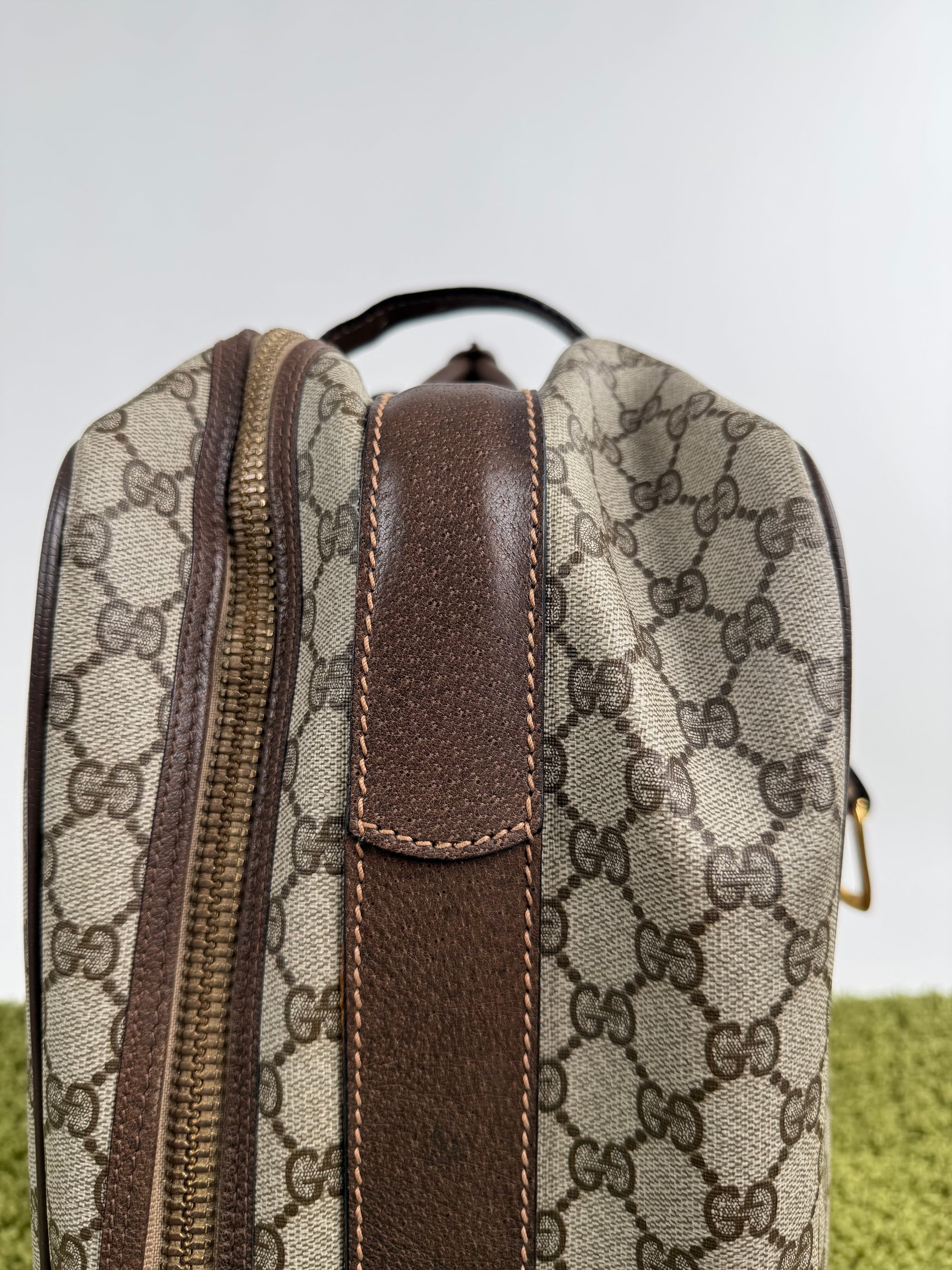 Valigia vintage Gucci realizzata in tela GG monogramma con dettagli in pelle marrone e strisce Web