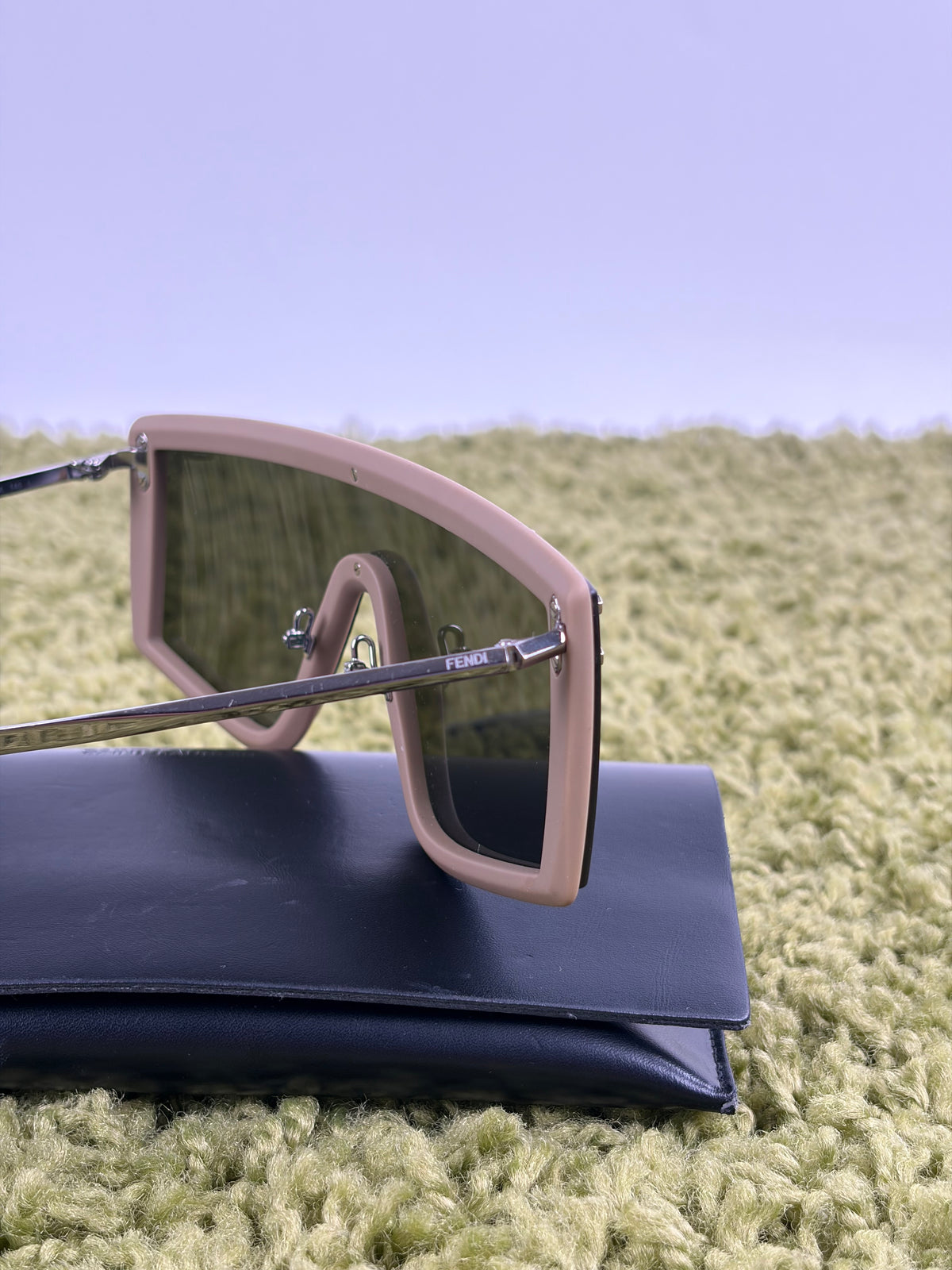 Occhiali da sole Fendi Con Montatura rosa Cipria e asta Verde