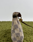 Pochette Accessories Louis Vuitton  in tela Damier Azur Bianca Monogram