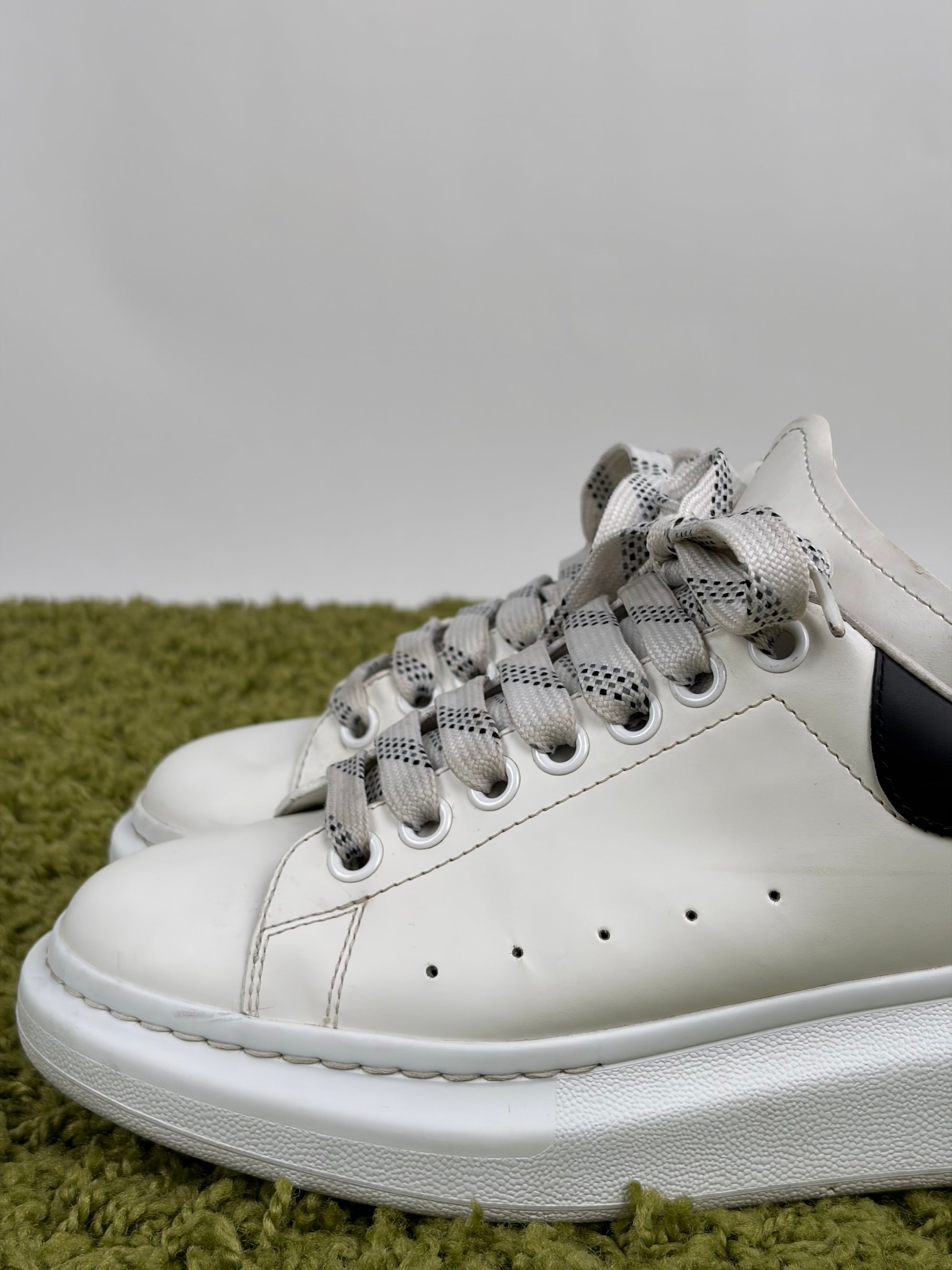 Mcqueen Size 39 bianche e nere