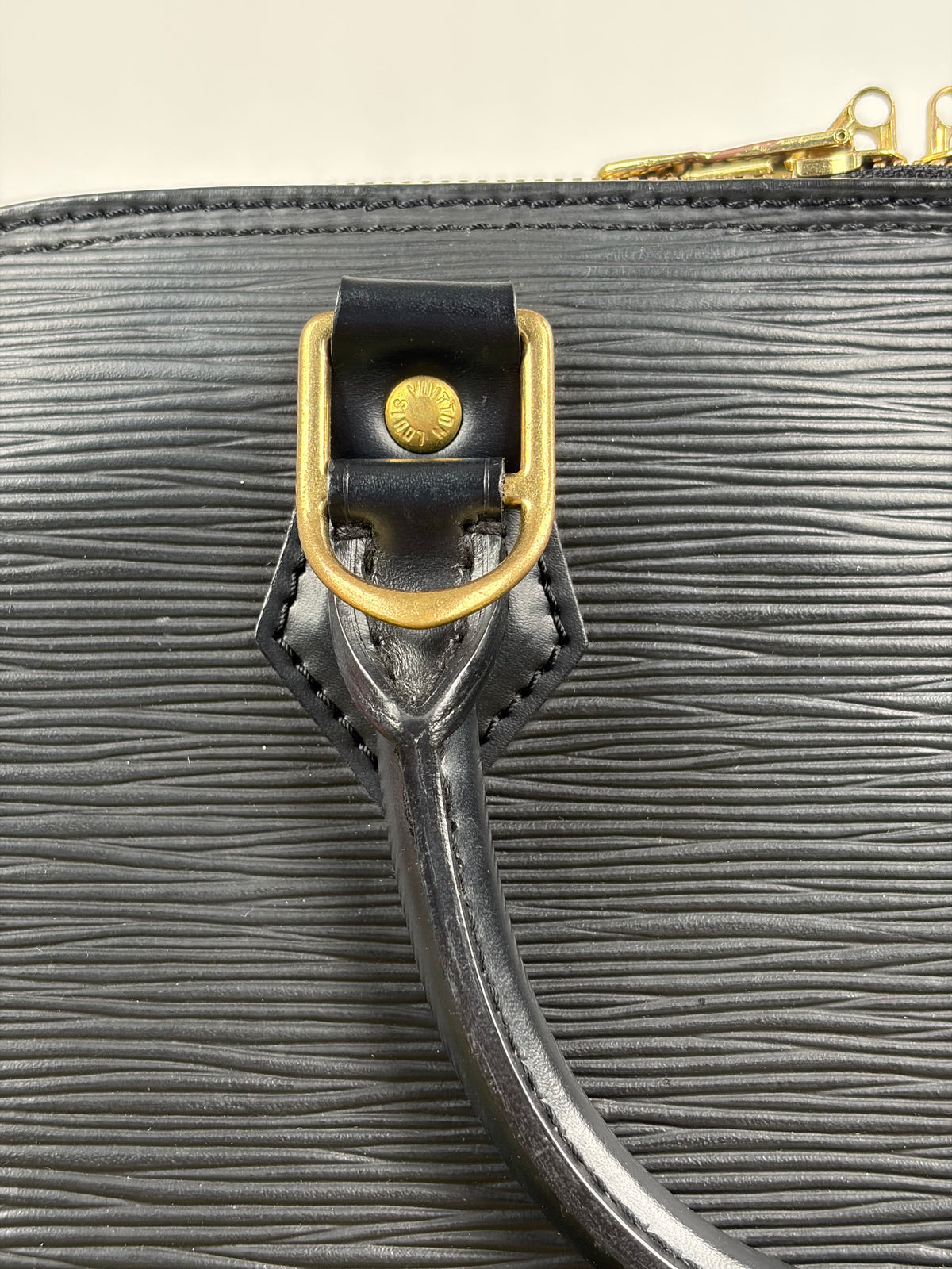 Borsa Alma PM in pelle epi Louis Vuitton Nero