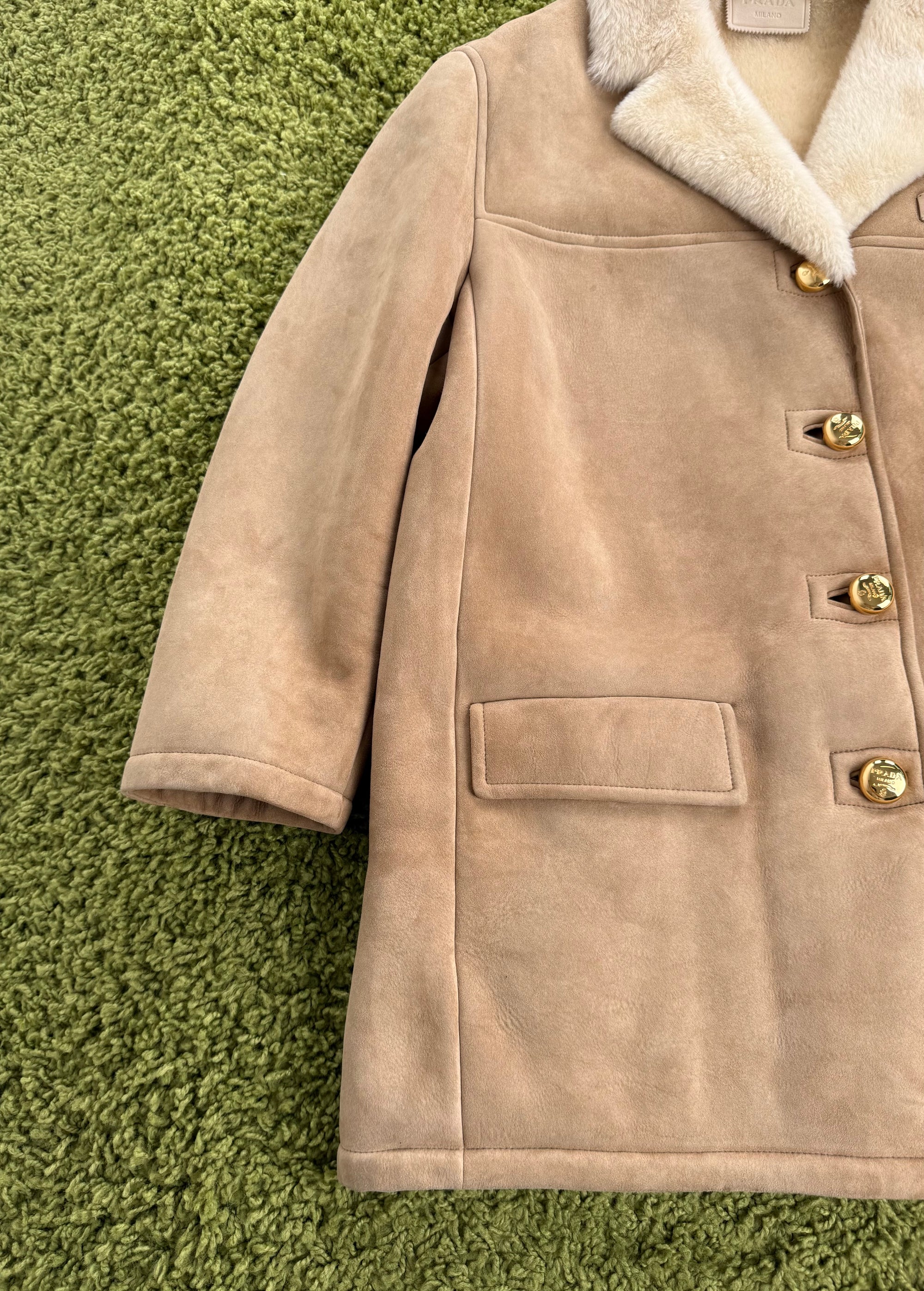 Montone con collo in shearling e bottoni incisi Prada Beige 40