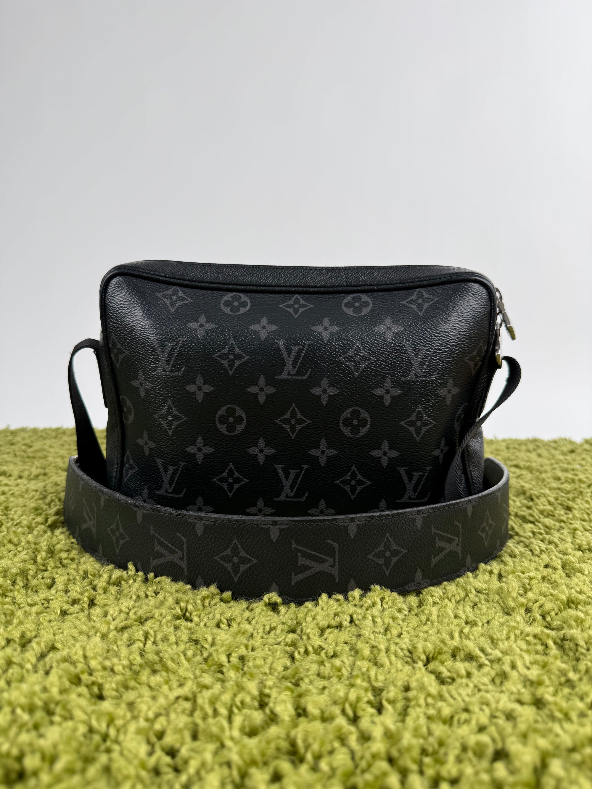 Borsa Outdoor Messenger Monogram Eclipse Taiga Louis Vuitton Nera