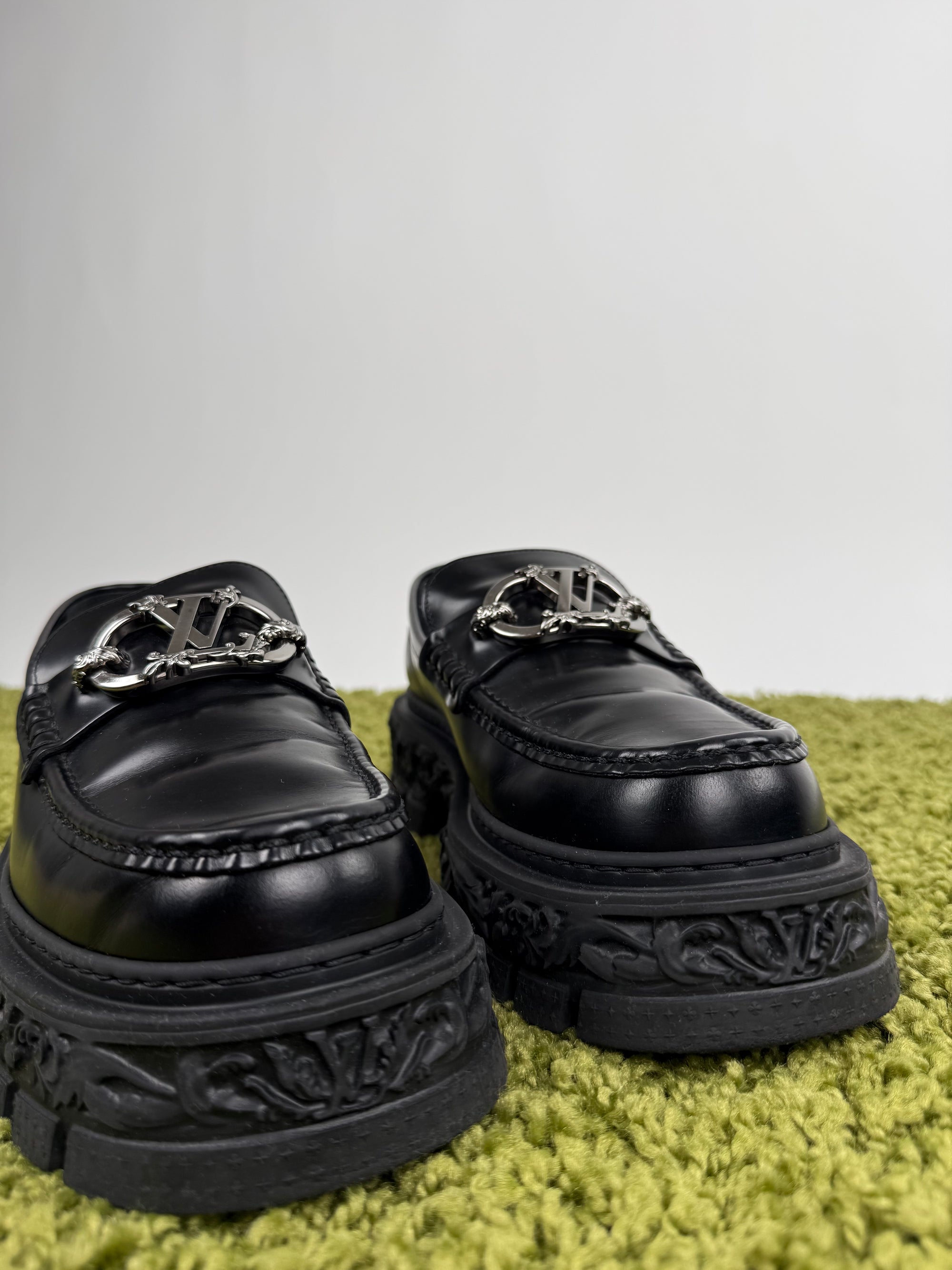 Louis Vuitton Mocassini Baroque in pelle nera 43 veste 44