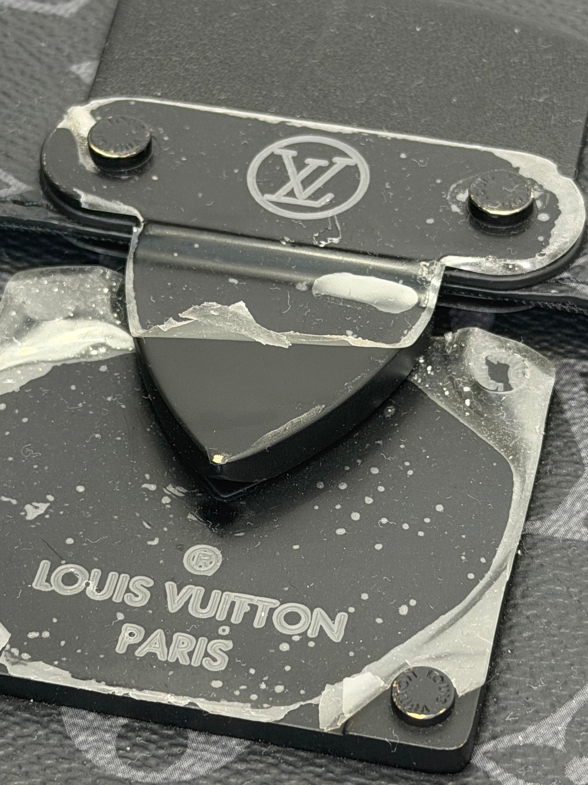 Louis Vuitton pochette lock nera