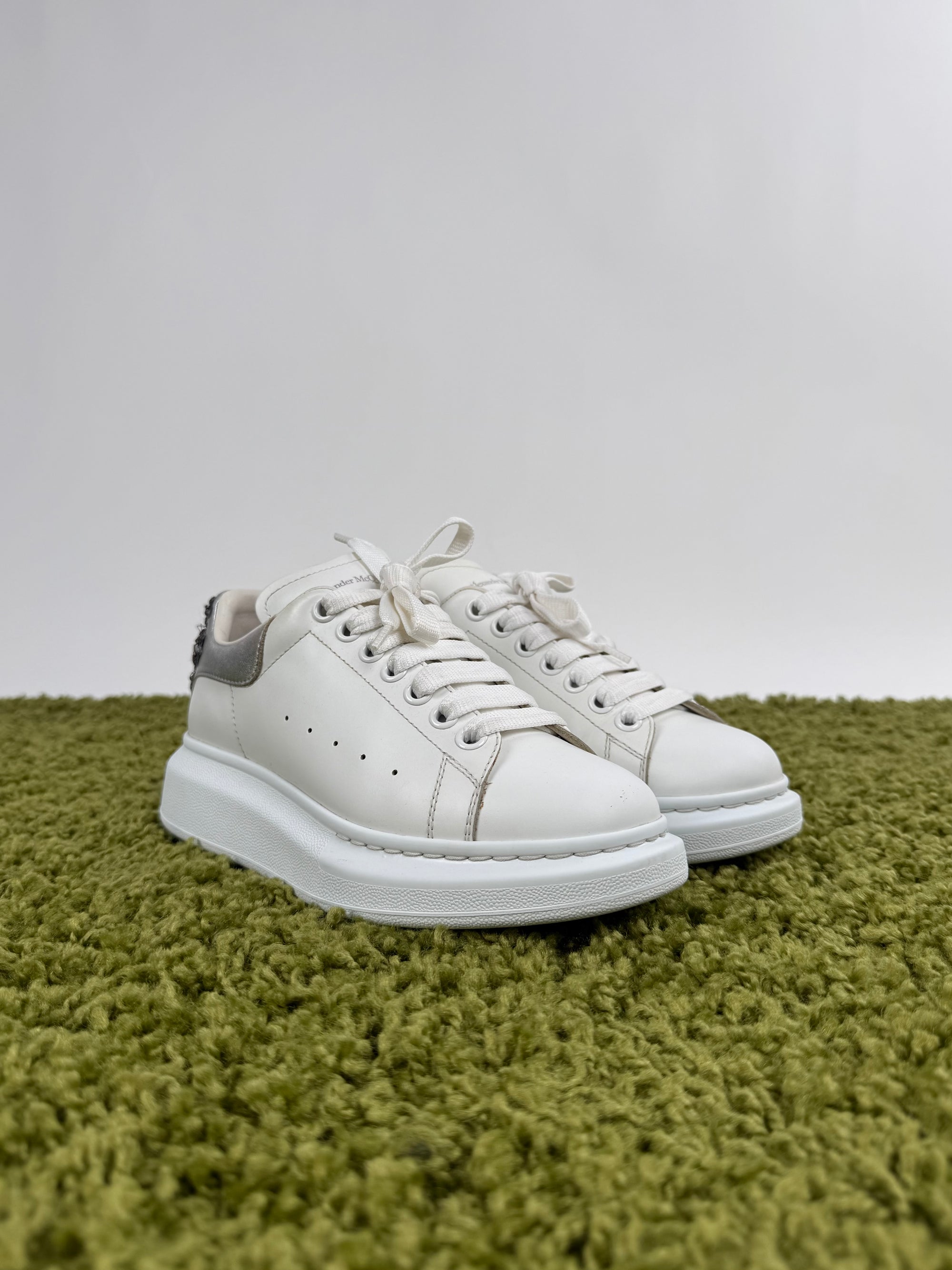 Alexander Mcqueen Sneaker bianca con dettaglio in argento 38.5
