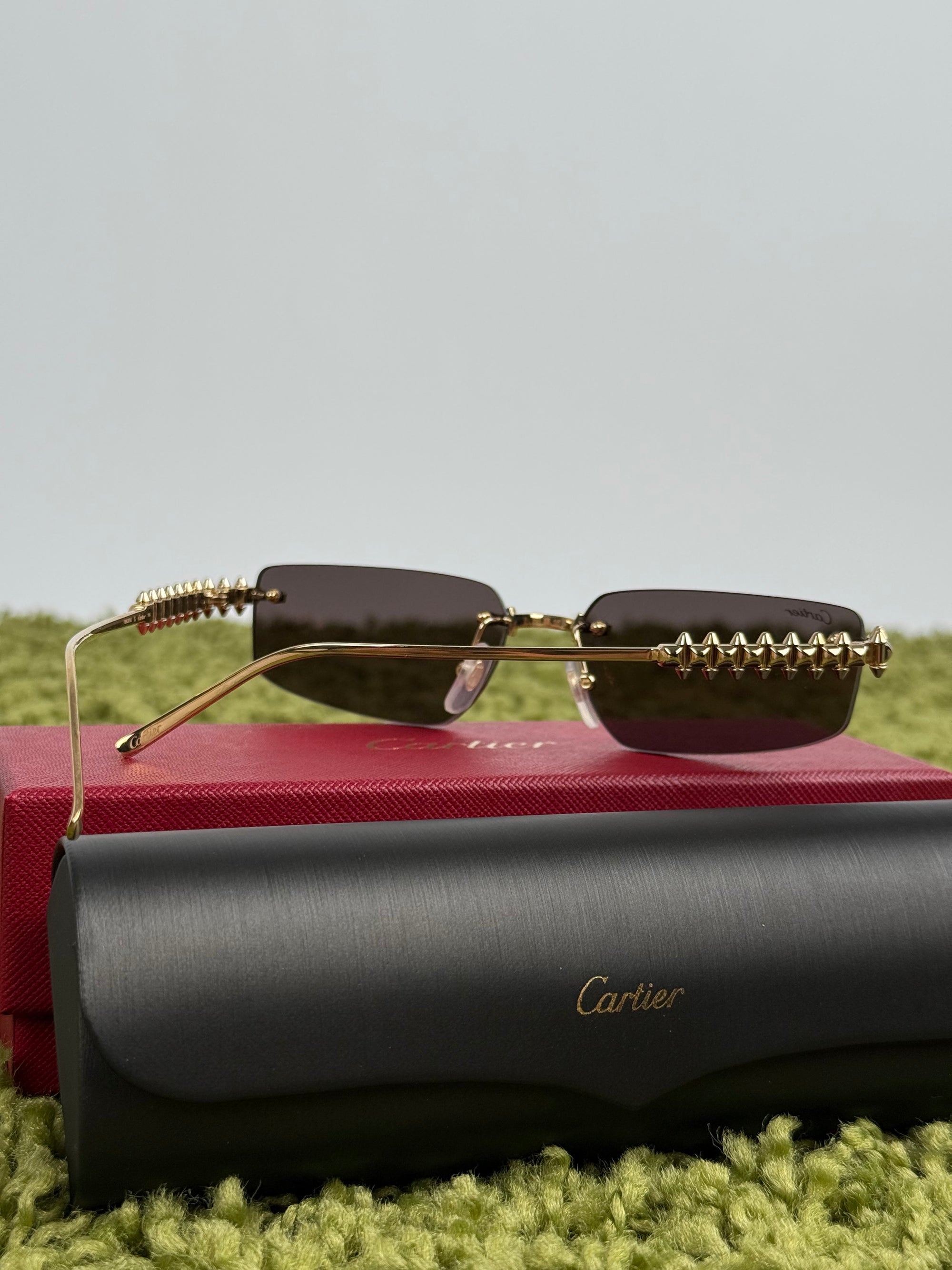 Occhiali Cartier CT0544S con motivo a borchie Clash Sulle aste oro