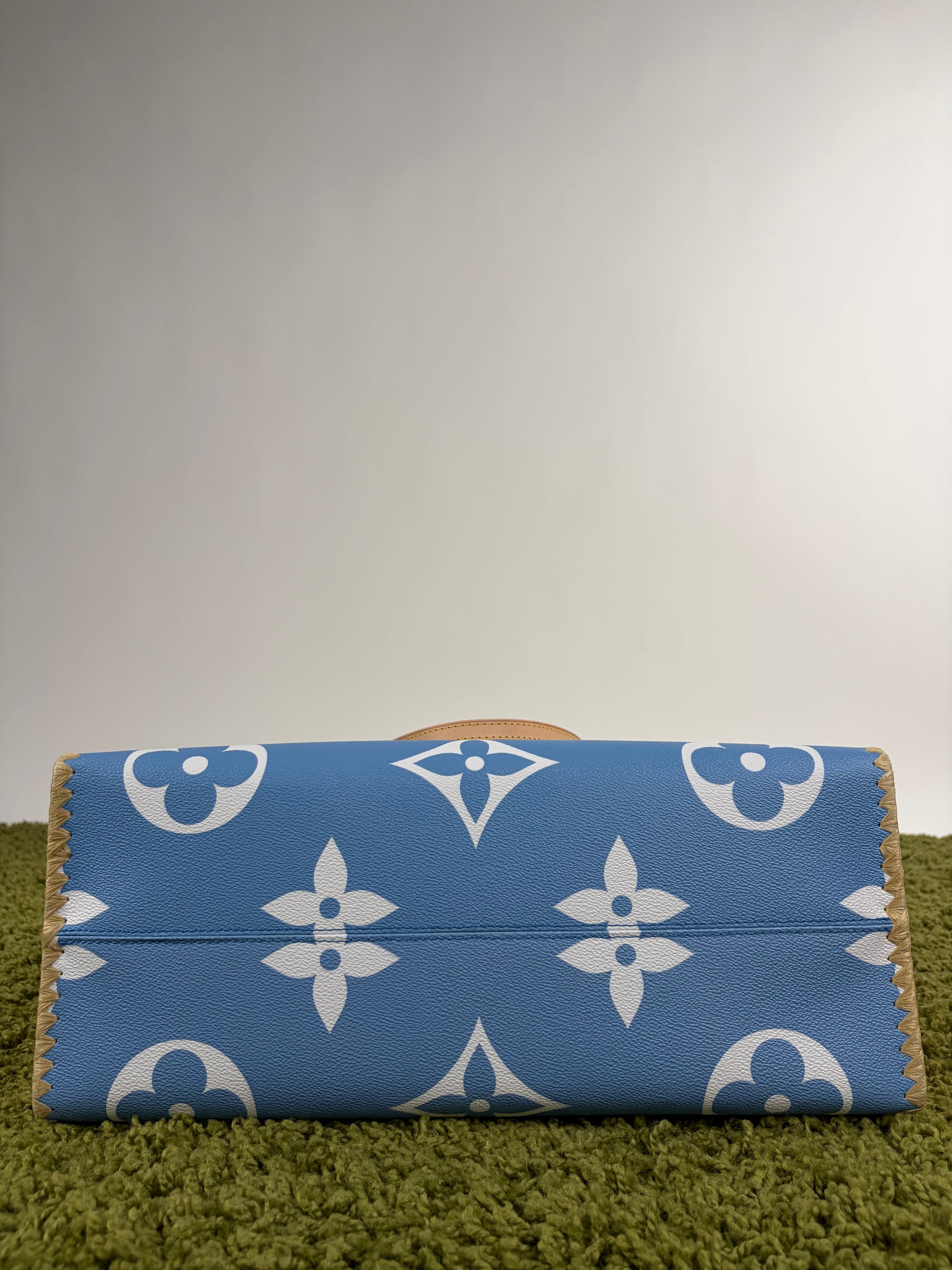 Borsa Louis Vuitton OnTheGo azzurra bianca e gialla