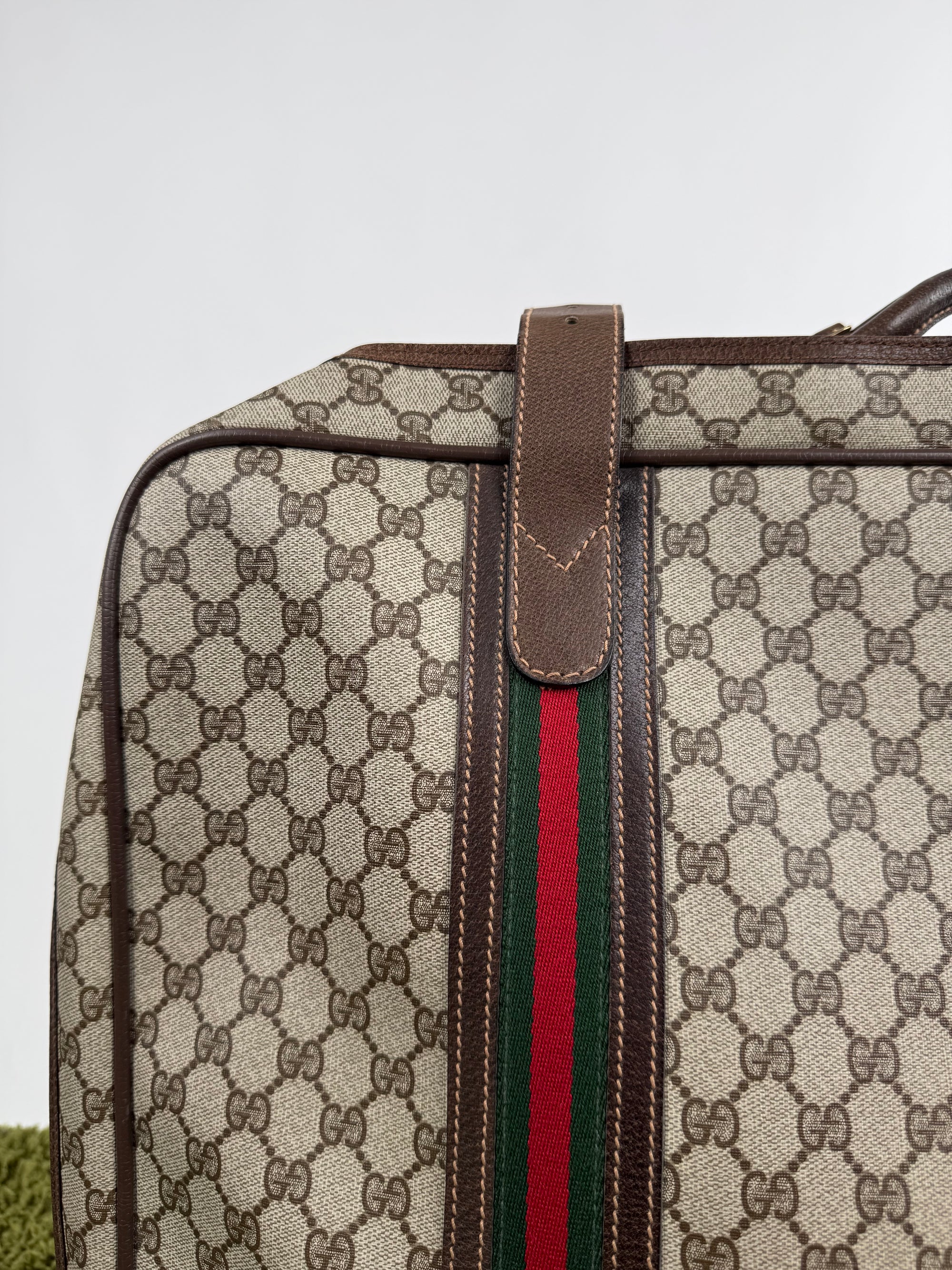 Valigia vintage Gucci realizzata in tela GG monogramma con dettagli in pelle marrone e strisce Web
