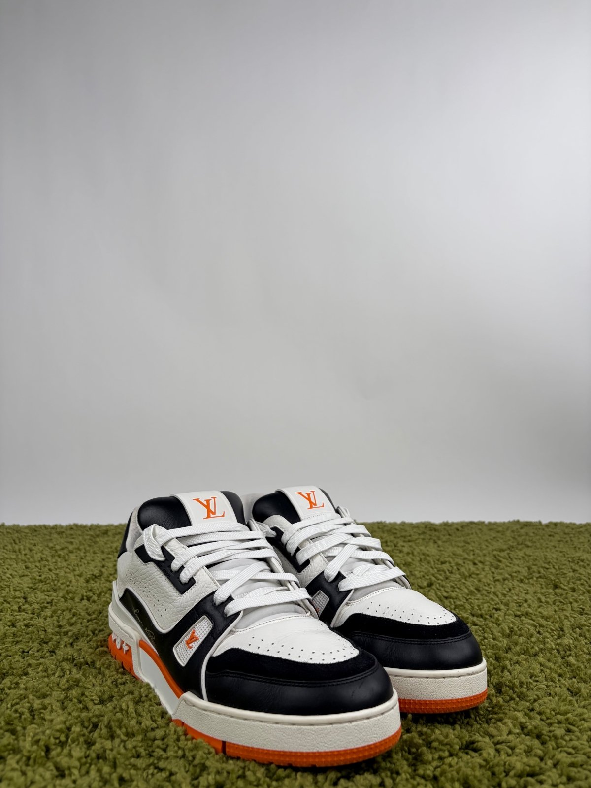 Louis Vuitton trainer Size 8=42 calza 43 bianche nere e arancioni - Second Hand Di Fiore