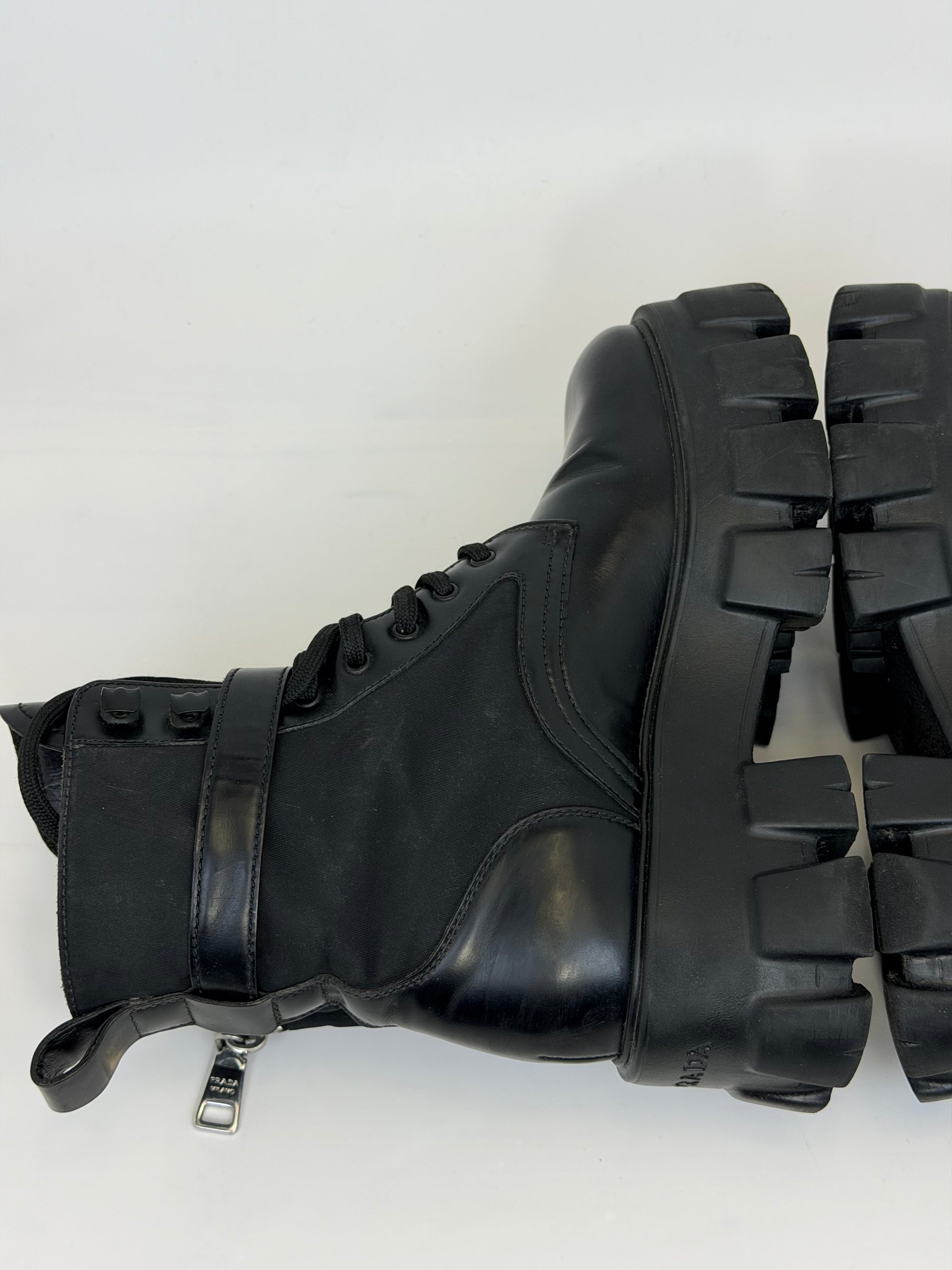 Stivali Prada Monolith in pelle e Re-nylon con pouch Size 36 nero