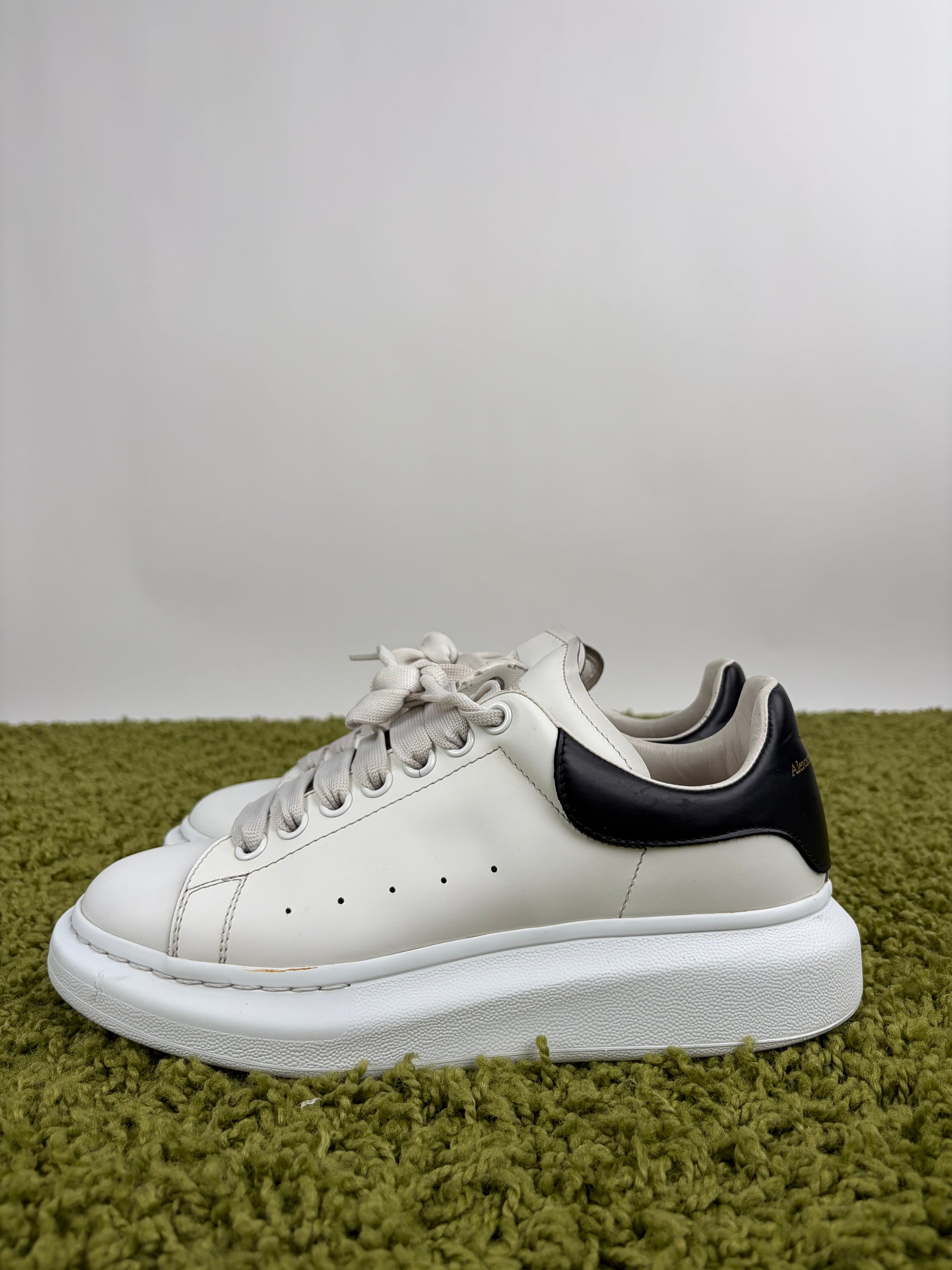 Mcqueen Size 39 bianche e nere