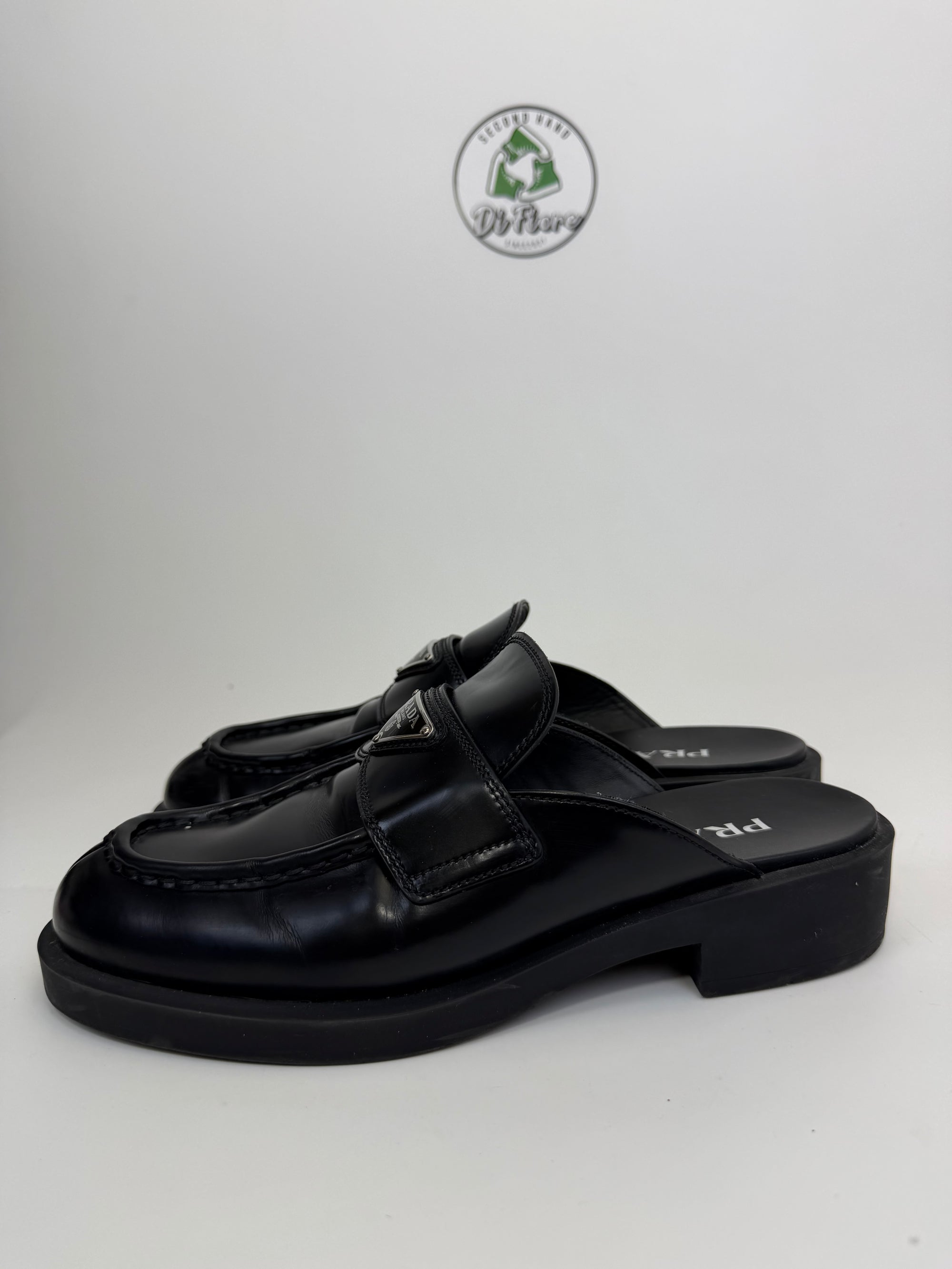 Mocassini Prada in pelle con placca