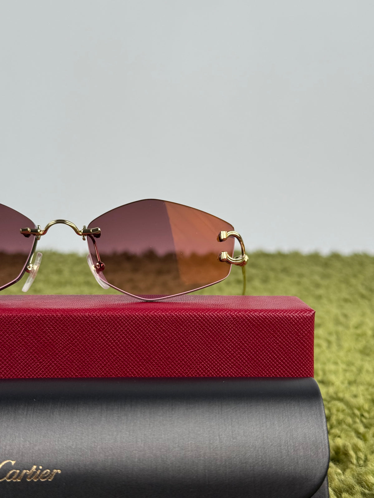 Occhiali da sole Geometrici Panthère de Cartier con lenti rosa e aste oro