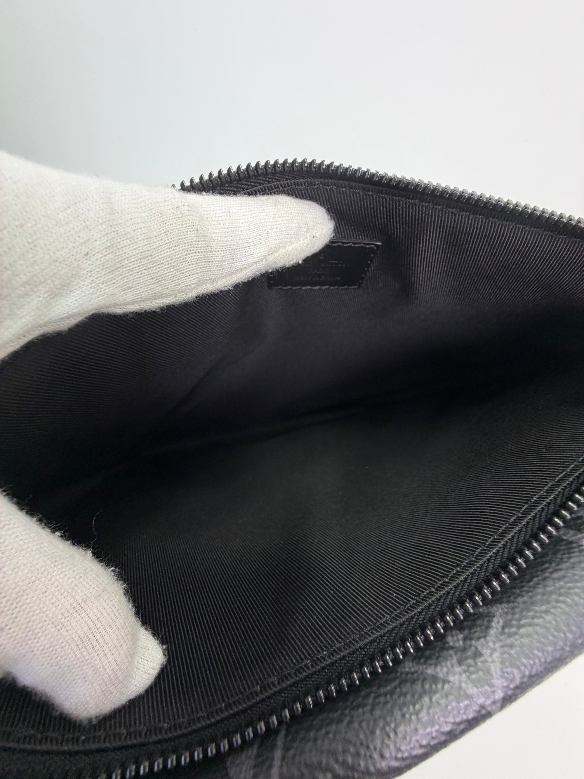 Louis Vuitton pochette lock nera