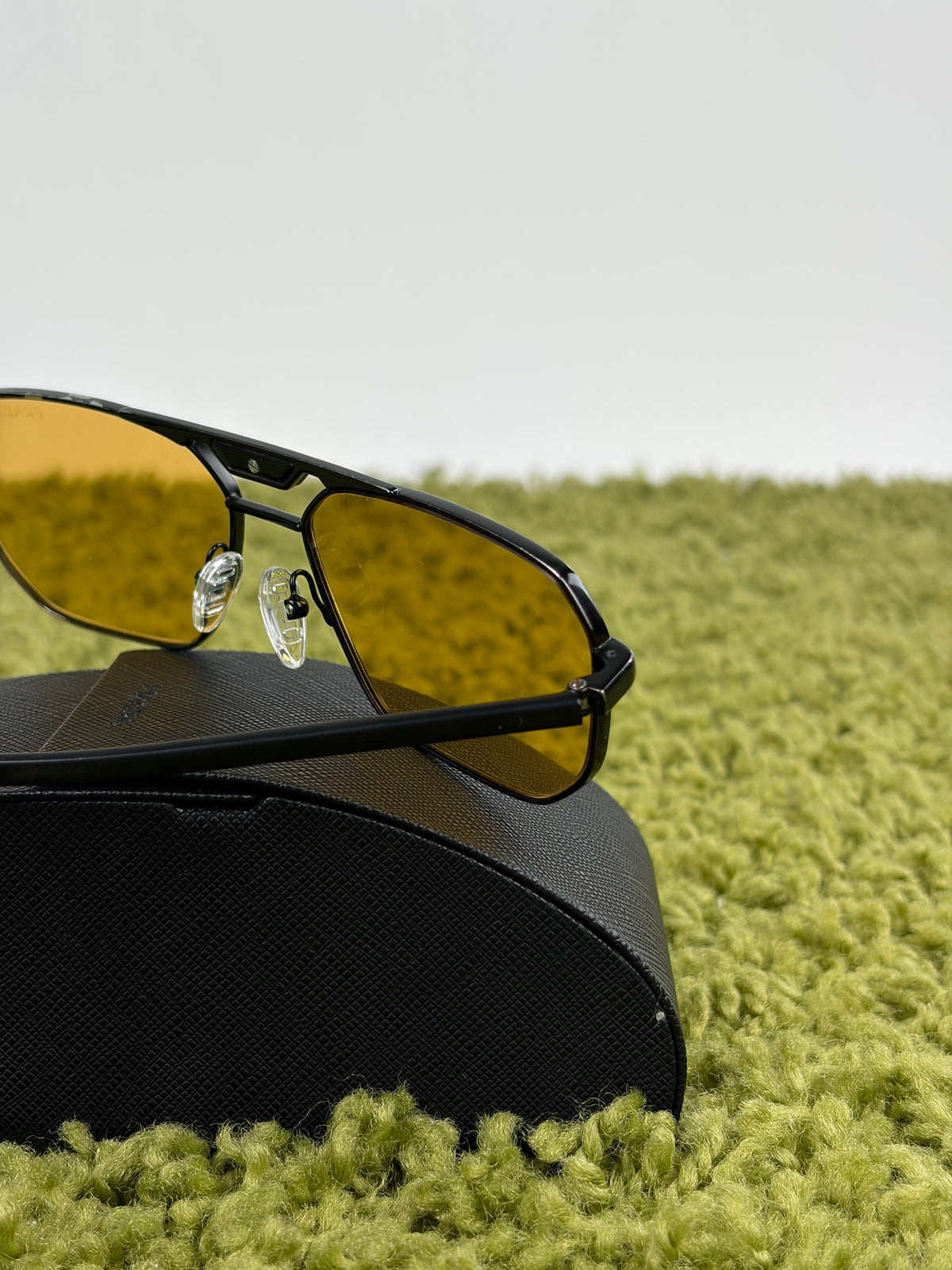 Occhiali da sole Prada Neri Con lente Gialla PR58YS
