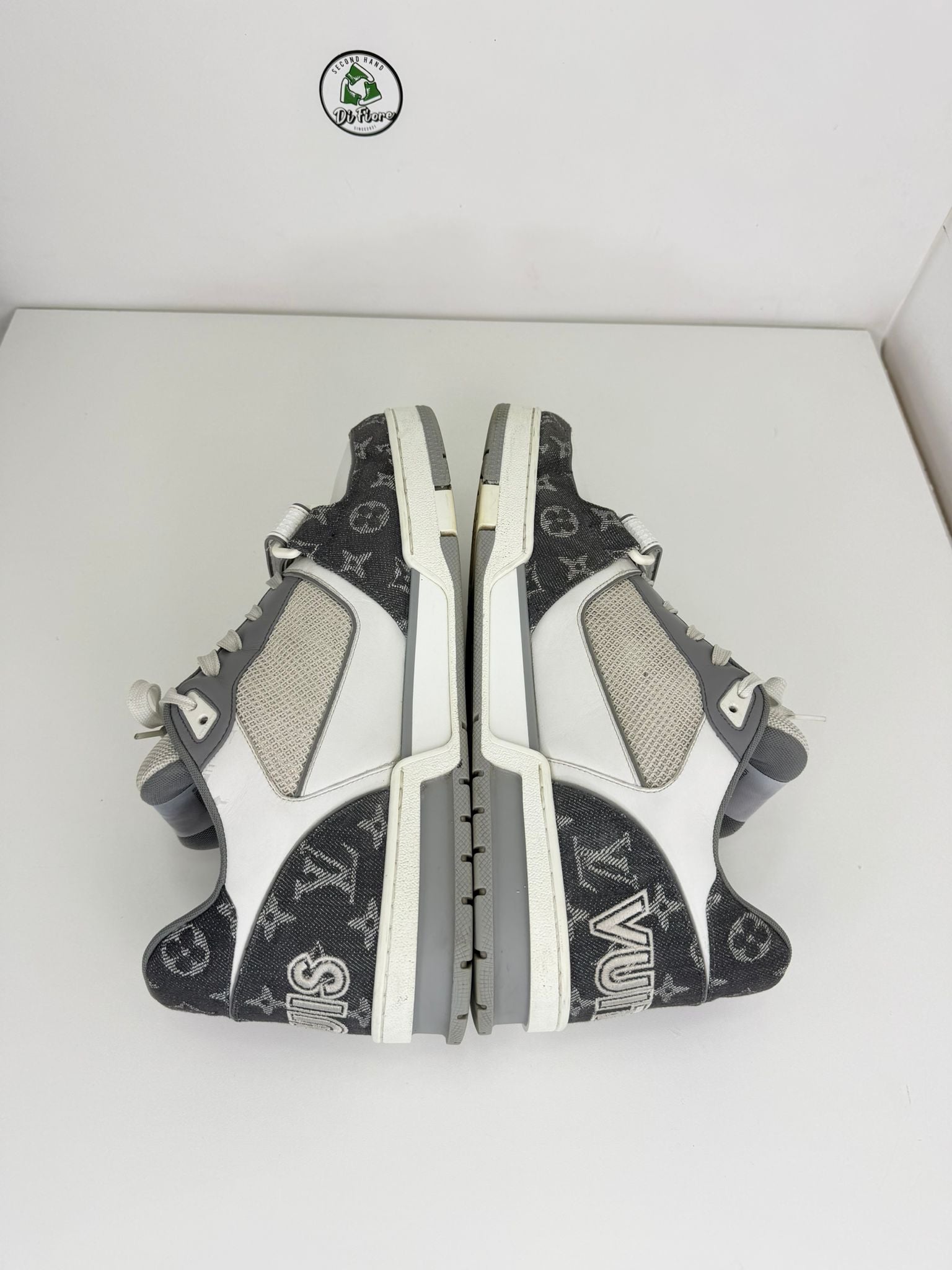 Louis Vuitton skate Size 11=45 veste 46 bianca e grigia