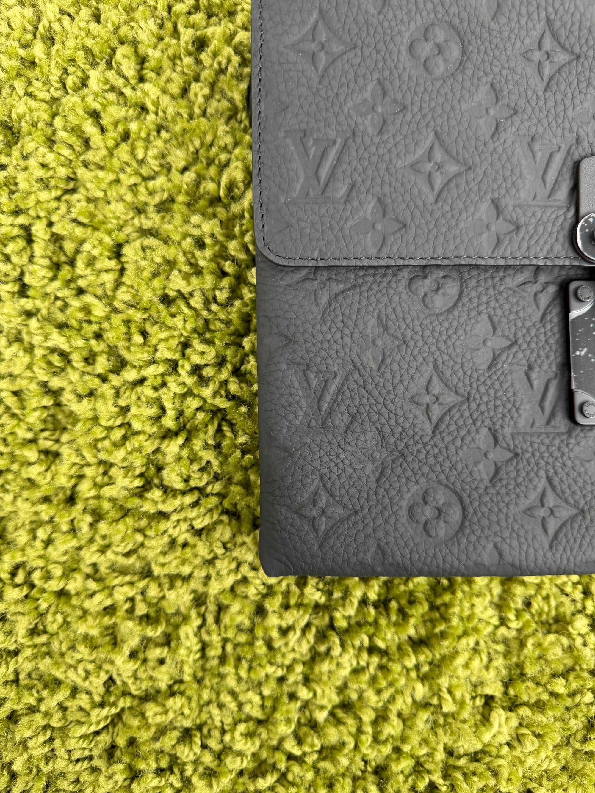Pochette Louis Vuitton S-Lock in in pelle nera Monogram