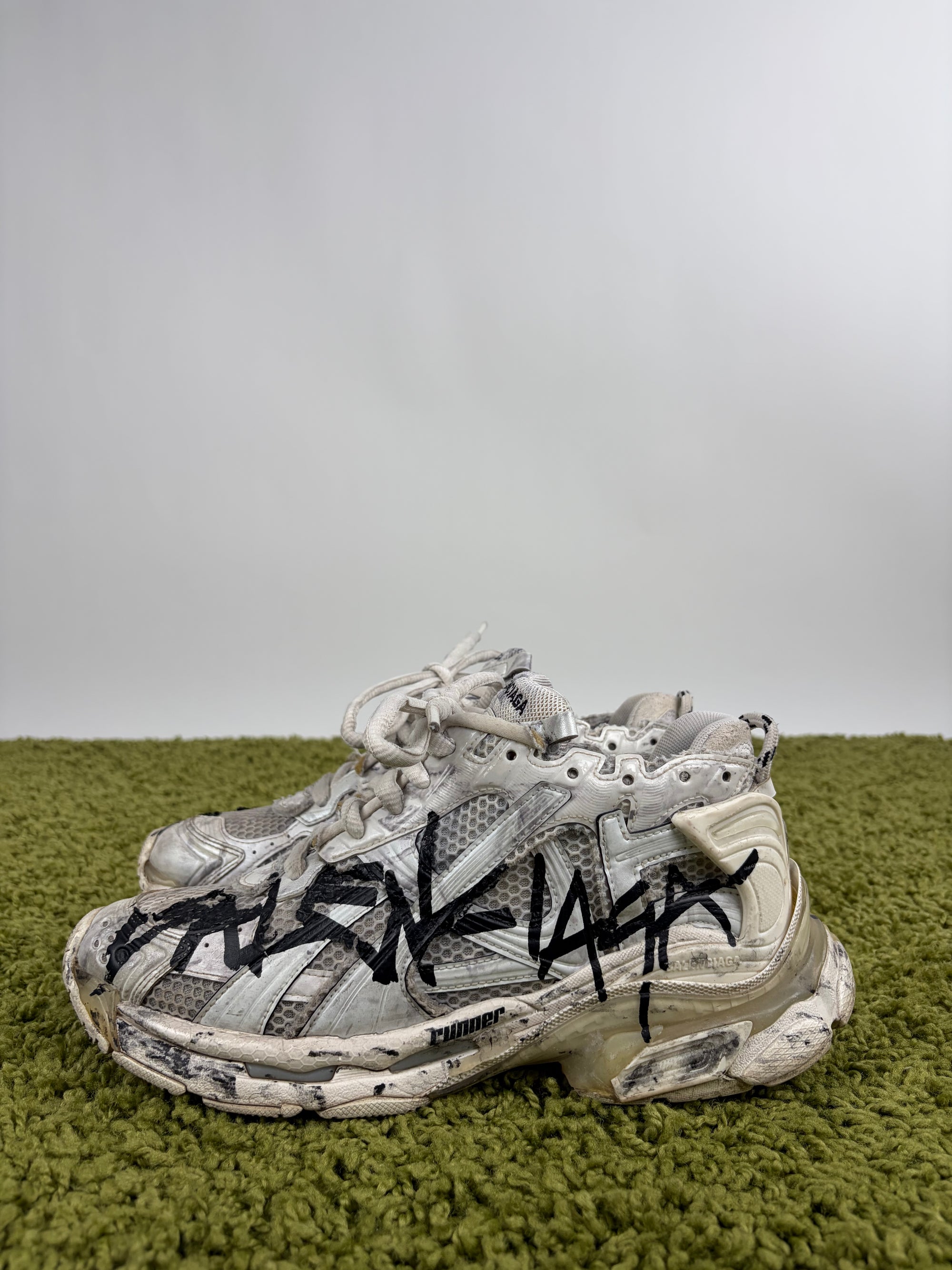 Balenciaga Runner Size 40 bianche e nere effetto usato