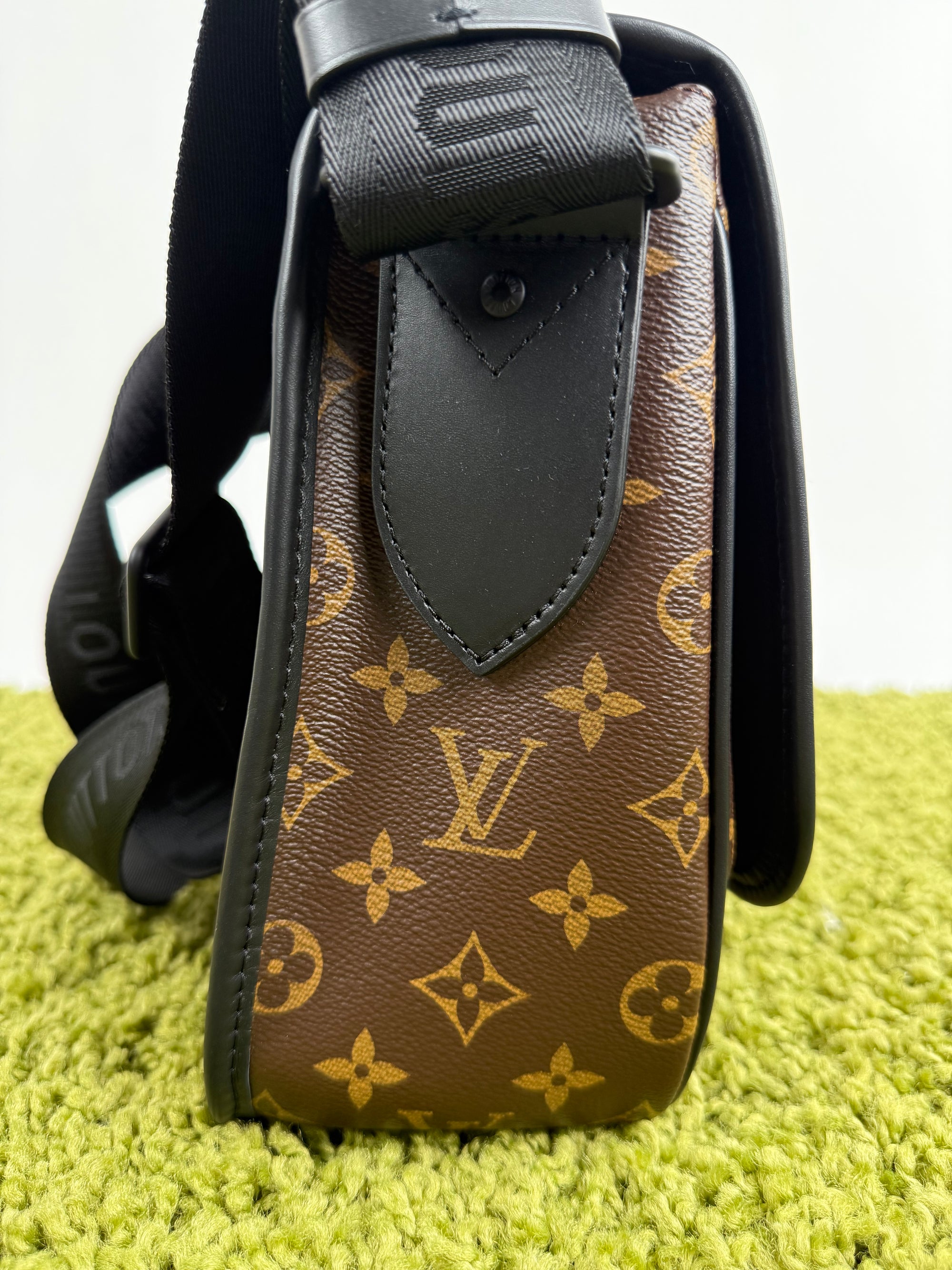 Borsa Messenger Louis Vuitton Macassar Archy Gm con finiture in pelle nera