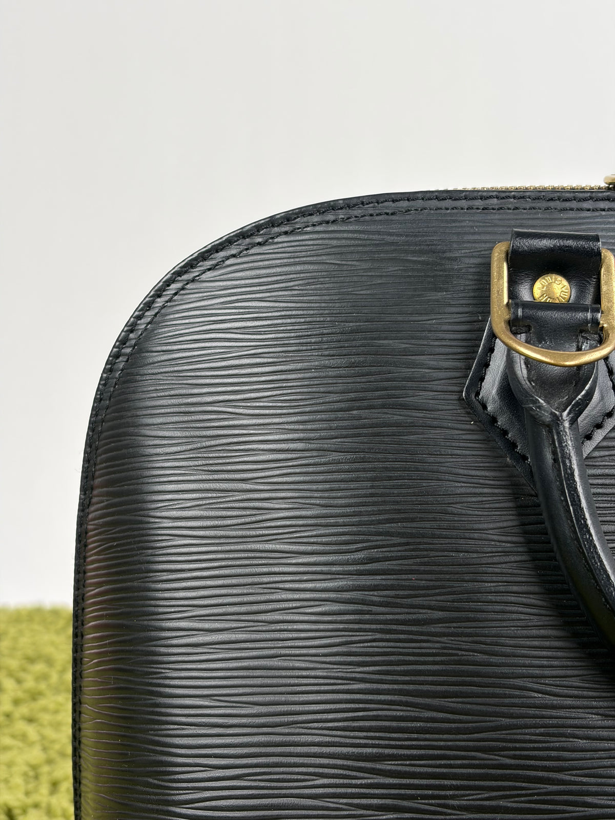 Borsa Alma PM in pelle epi Louis Vuitton Nero