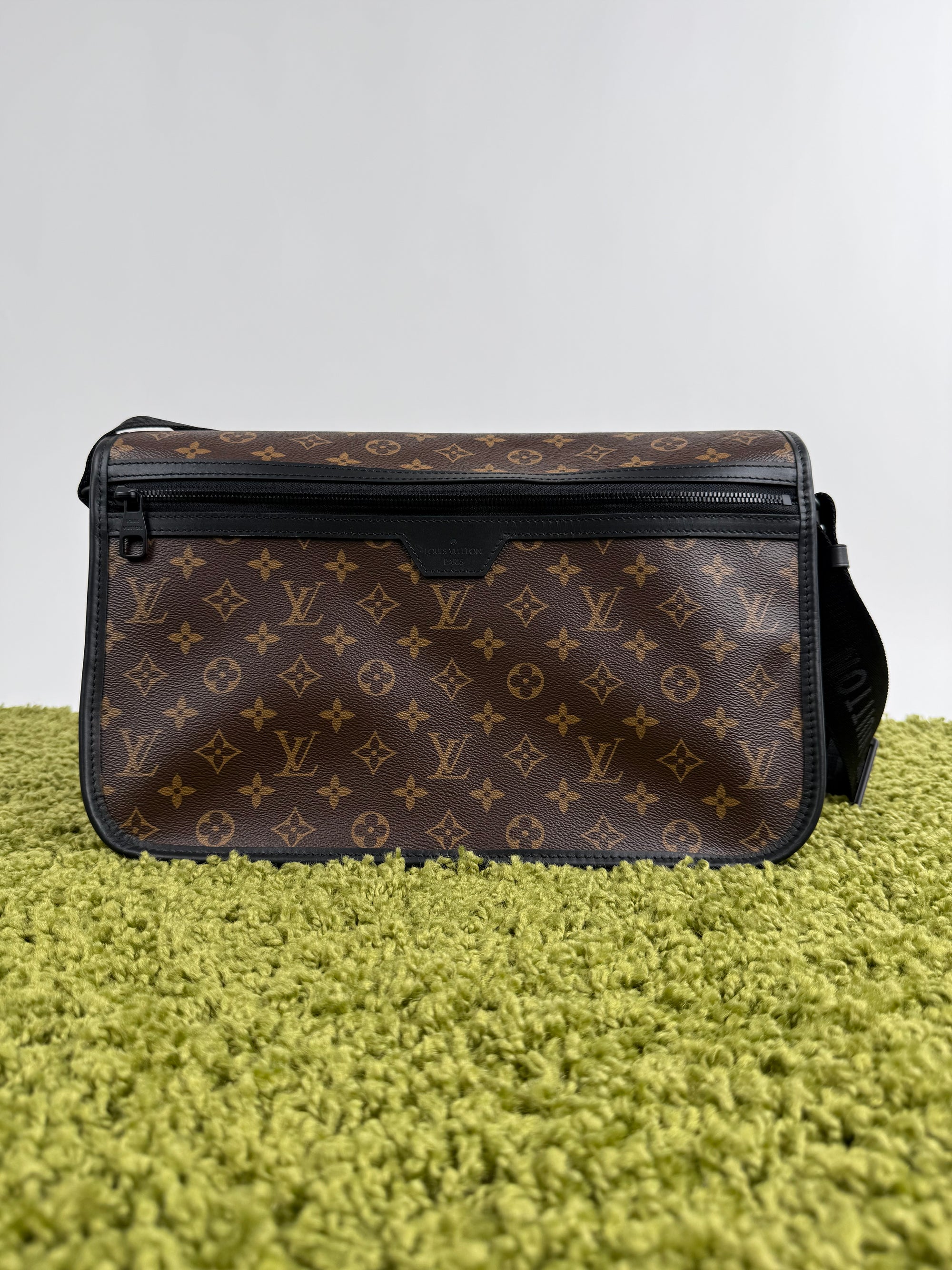 Borsa Messenger Louis Vuitton Macassar Archy Gm con finiture in pelle nera