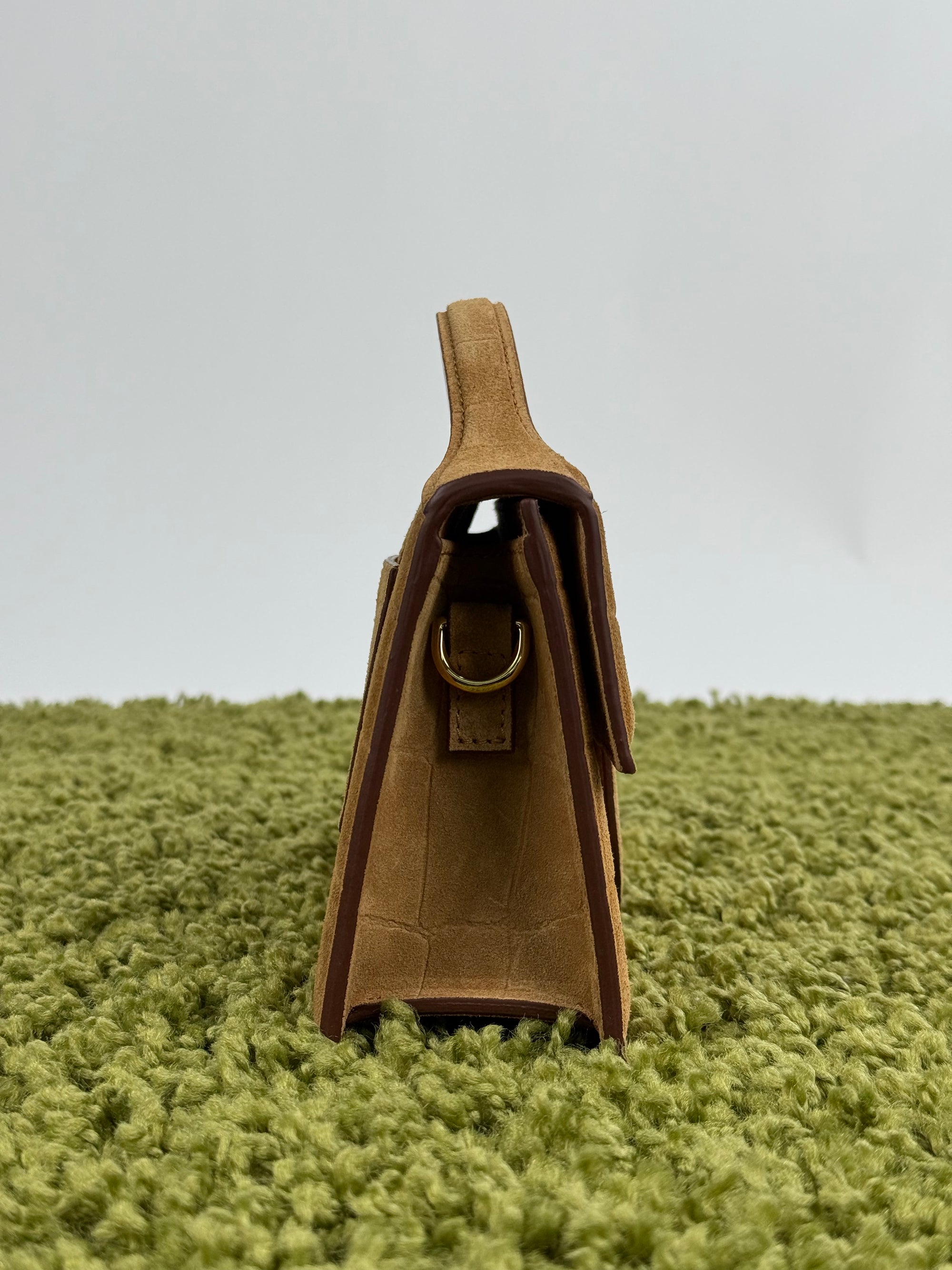 Jacquemus La Grande Bambino camoscio marrone con effetto Coccodrillo