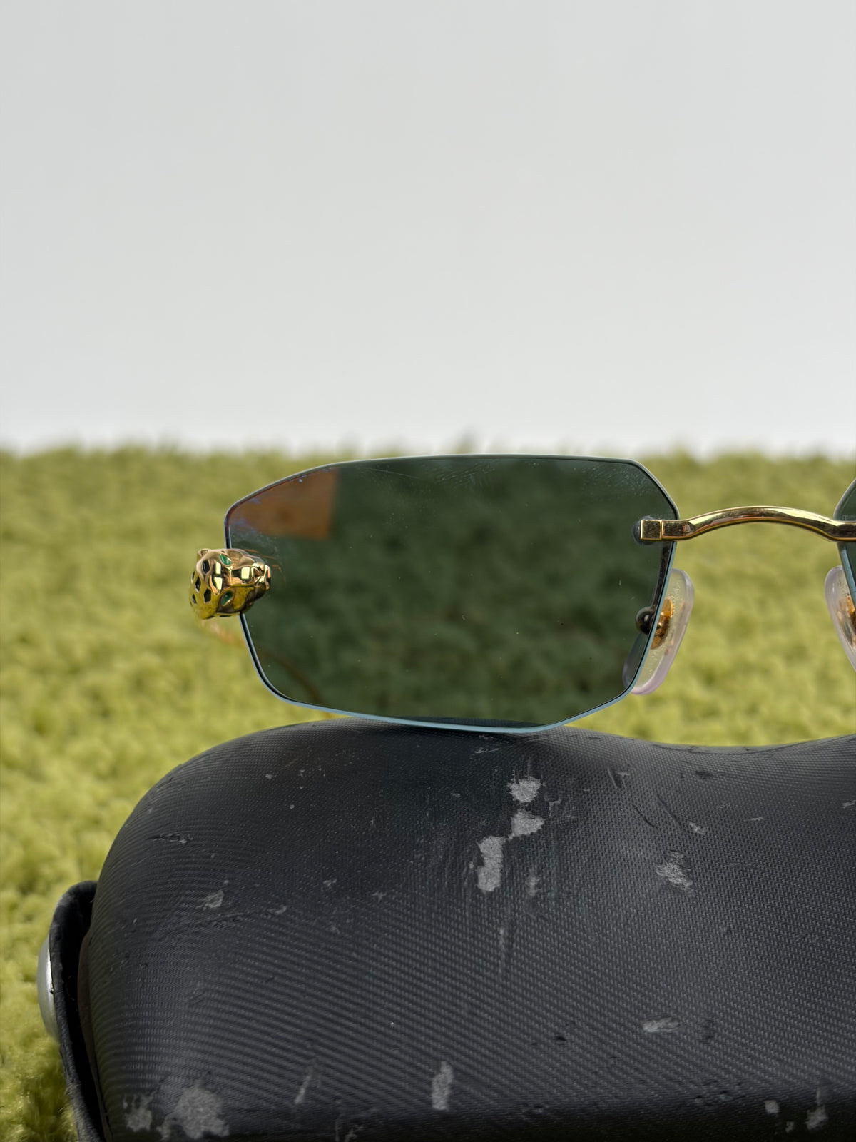Occhiali da sole Panthère de Cartier con lenti colorate e aste in oro