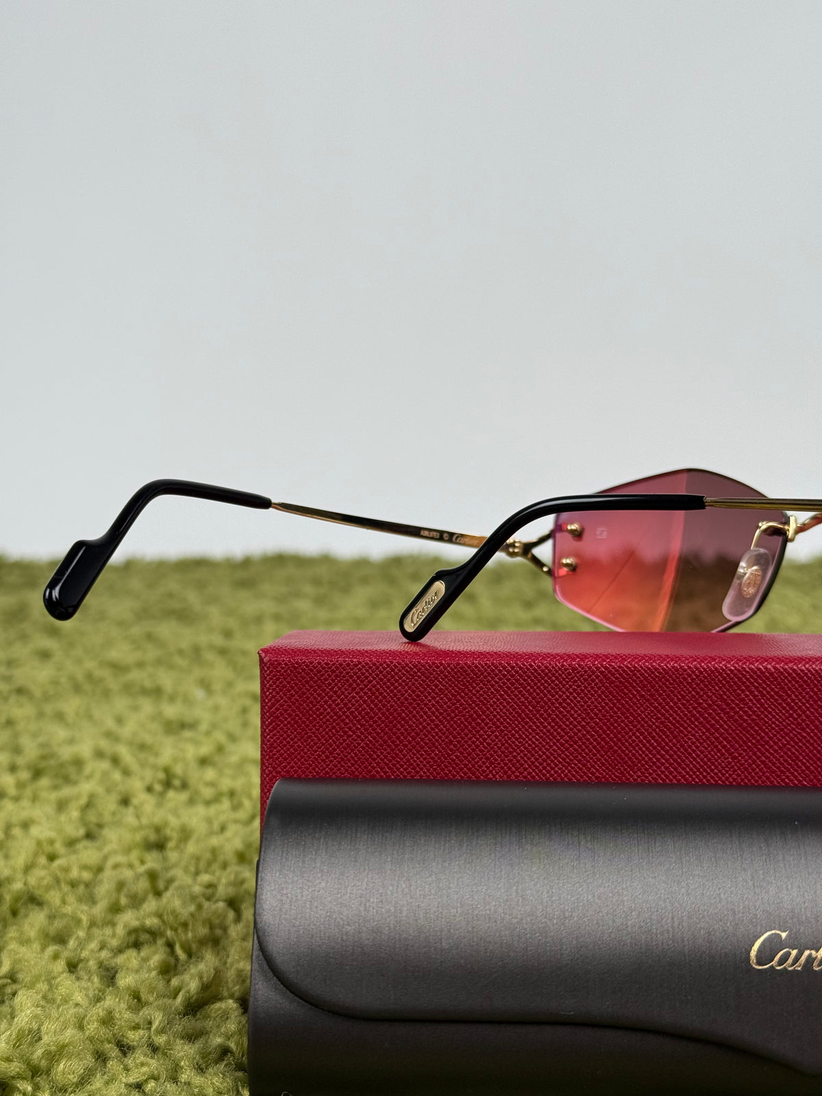 Occhiali da sole Geometrici Panthère de Cartier con lenti rosa e aste oro