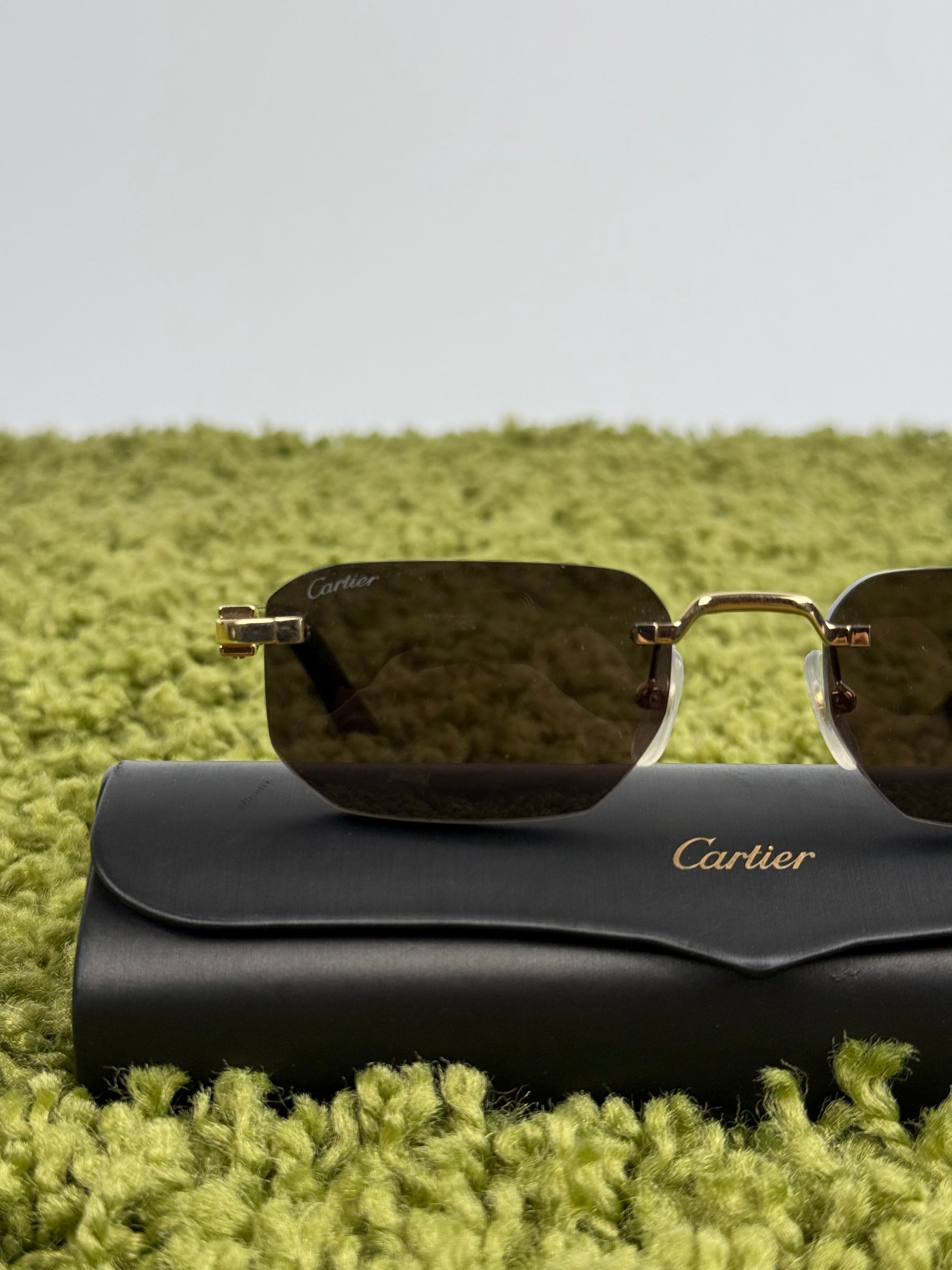 Occhiali da sole Cartier CT0622S con aste in acetato nero con un dettaglio dorato a forma di C