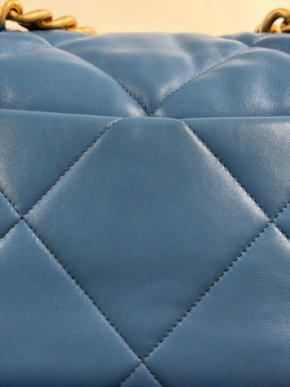 Borsa Chanel 19 Trapuntata in Pelle Azzurra - Second Hand Di Fiore
