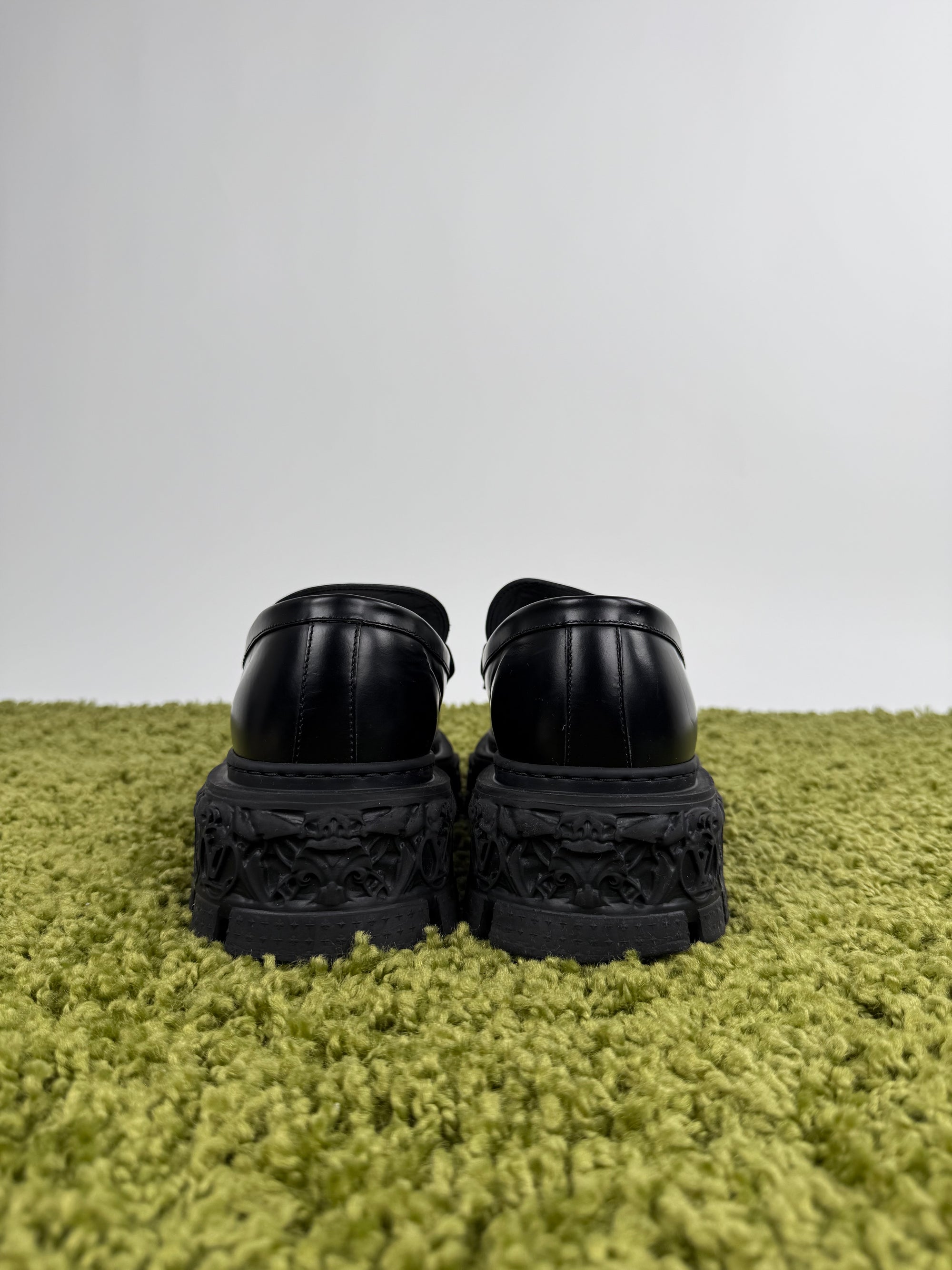 Louis Vuitton Mocassini Baroque in pelle nera 43 veste 44