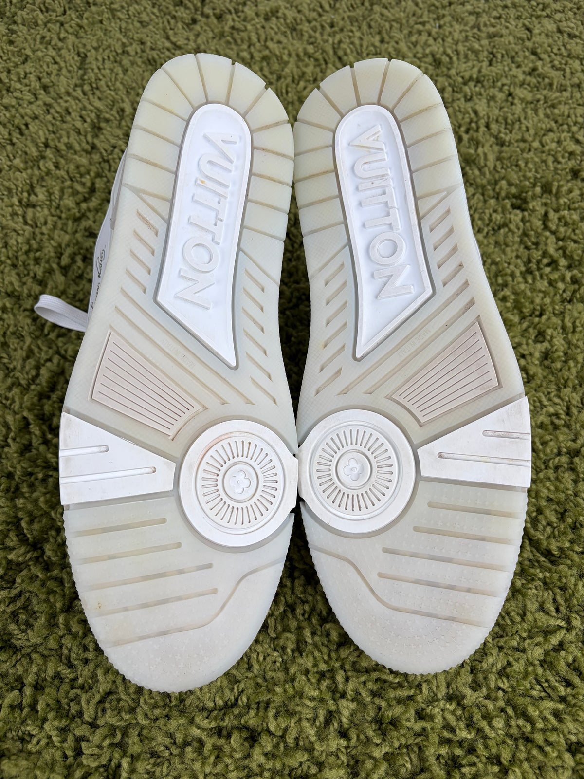 Louis Vuitton Trainer Bianca 9.5