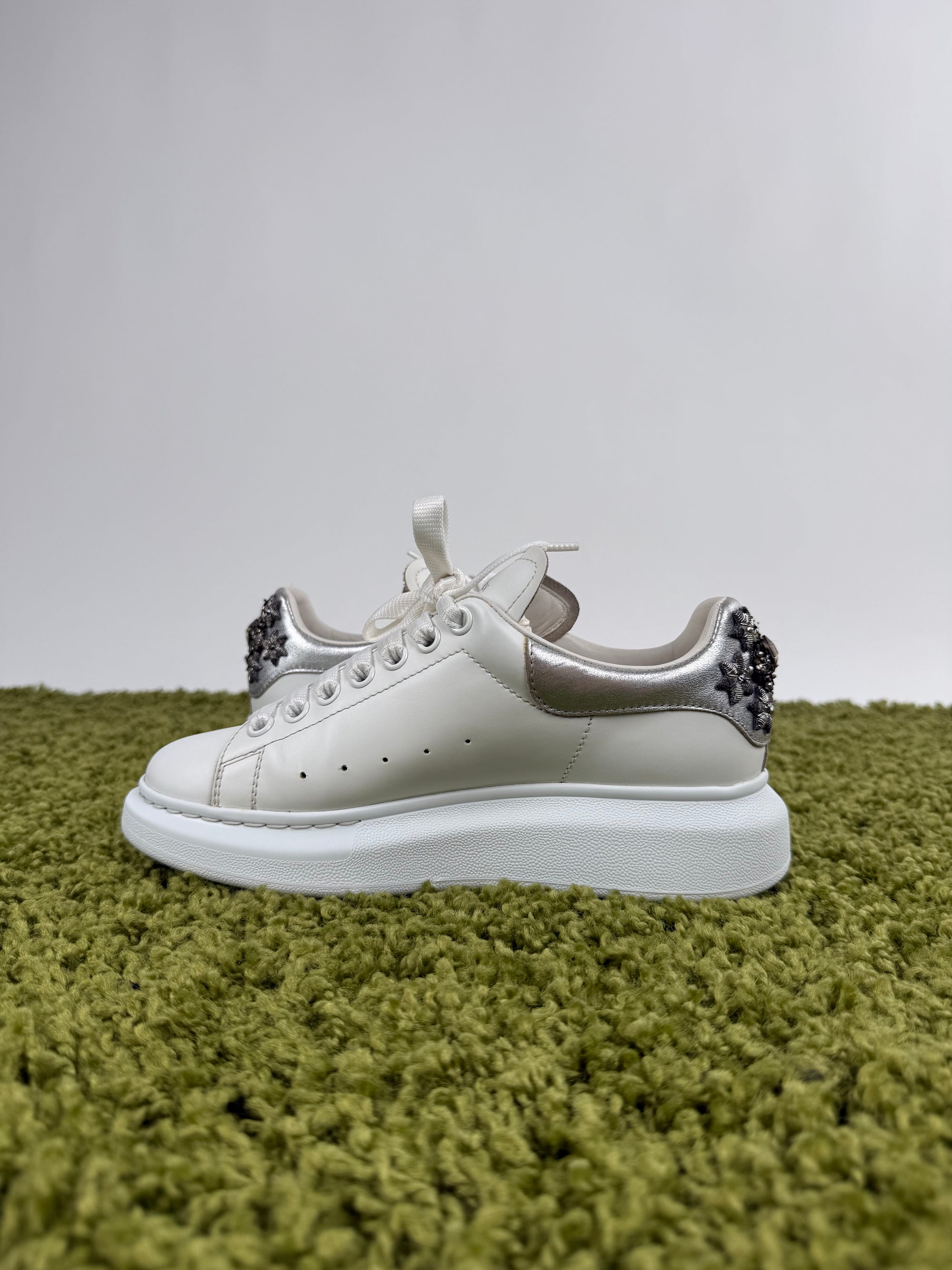 Alexander Mcqueen Sneaker bianca con dettaglio in argento 38.5