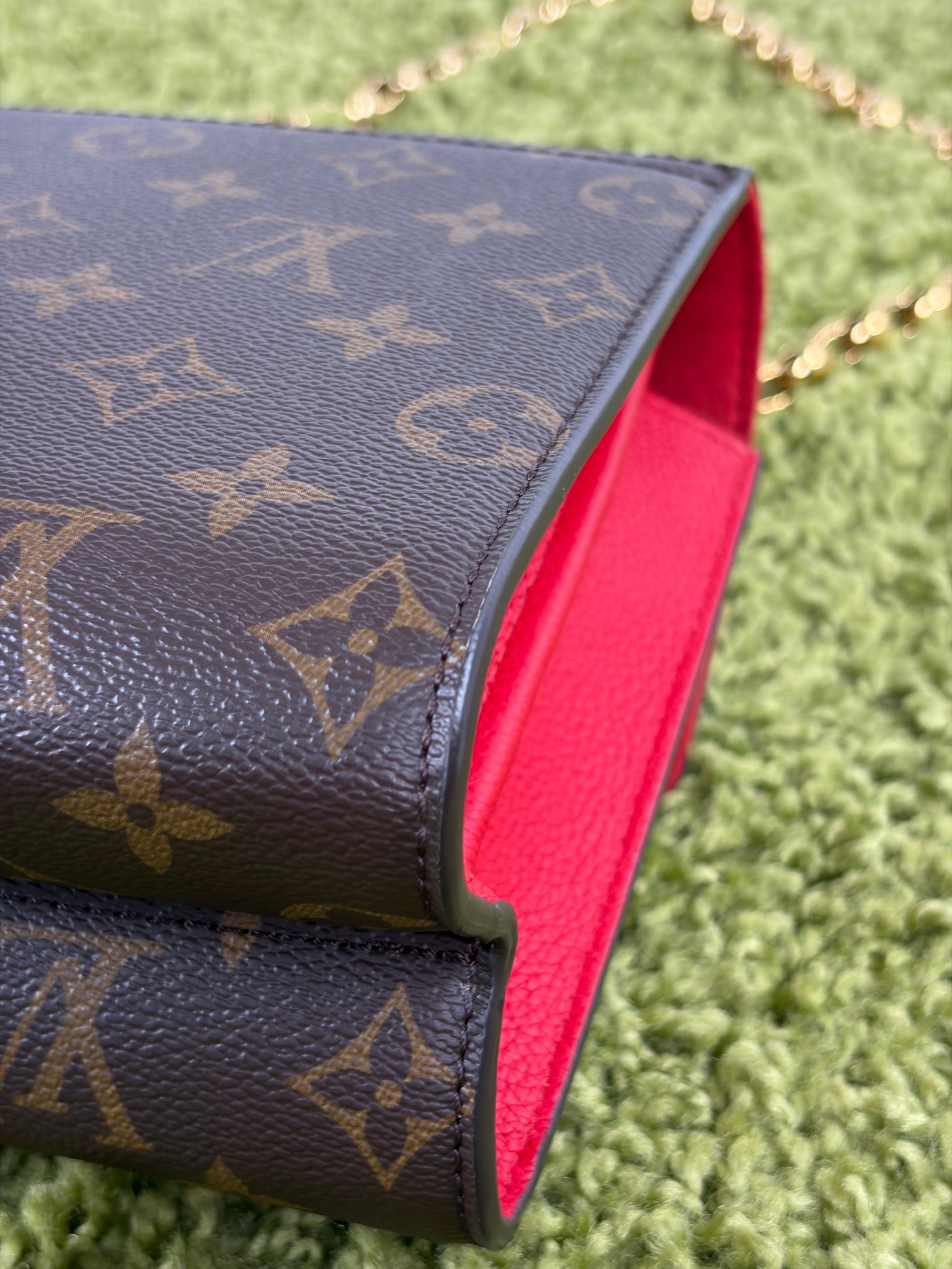Borsa Louis Vuitton Victoire marrone rossa e oro