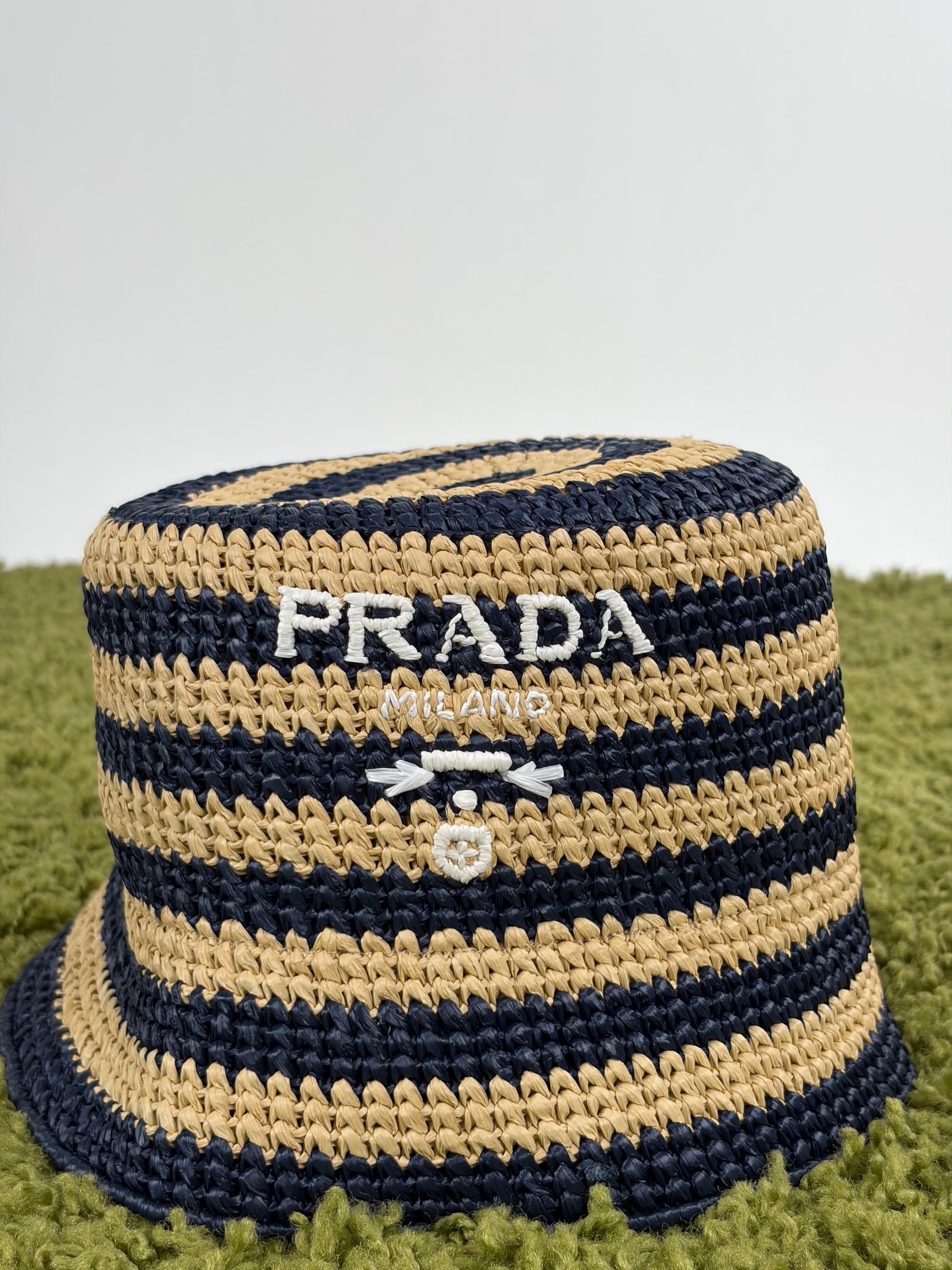 Cappello Prada beige e blu