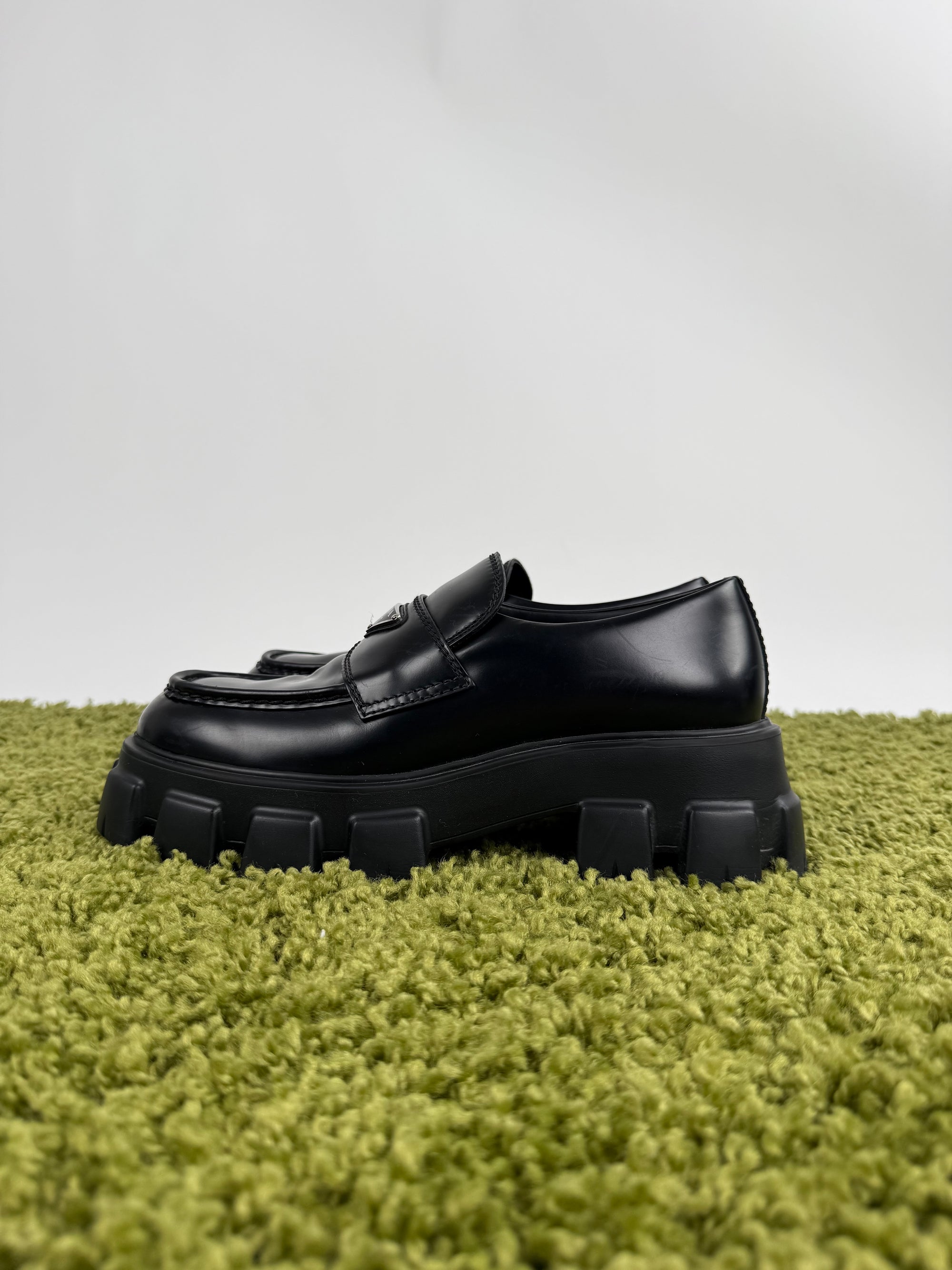 Mocassino Prada in pelle nera 9=43