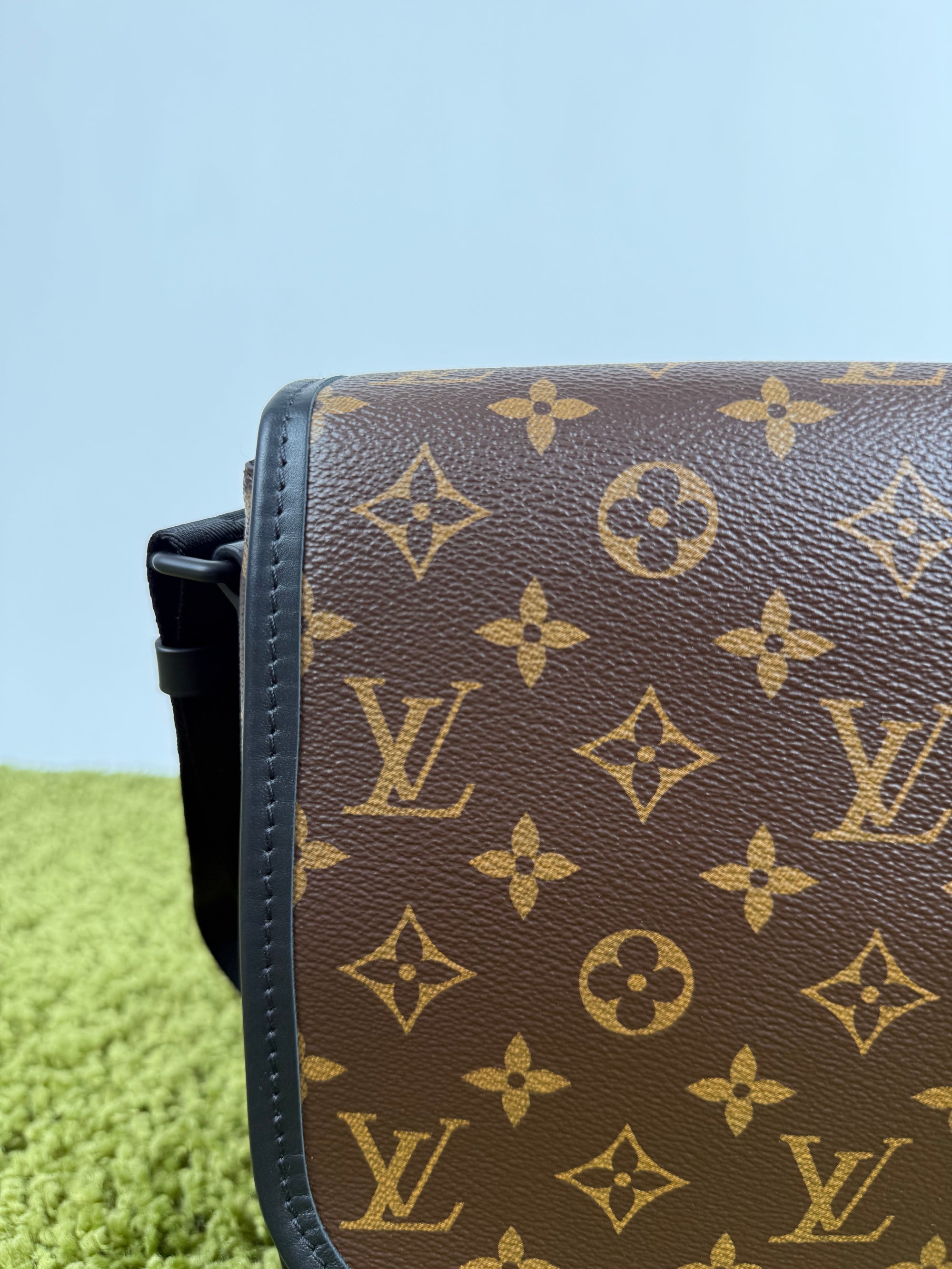 Borsa Messenger Louis Vuitton Macassar Archy Gm con finiture in pelle nera